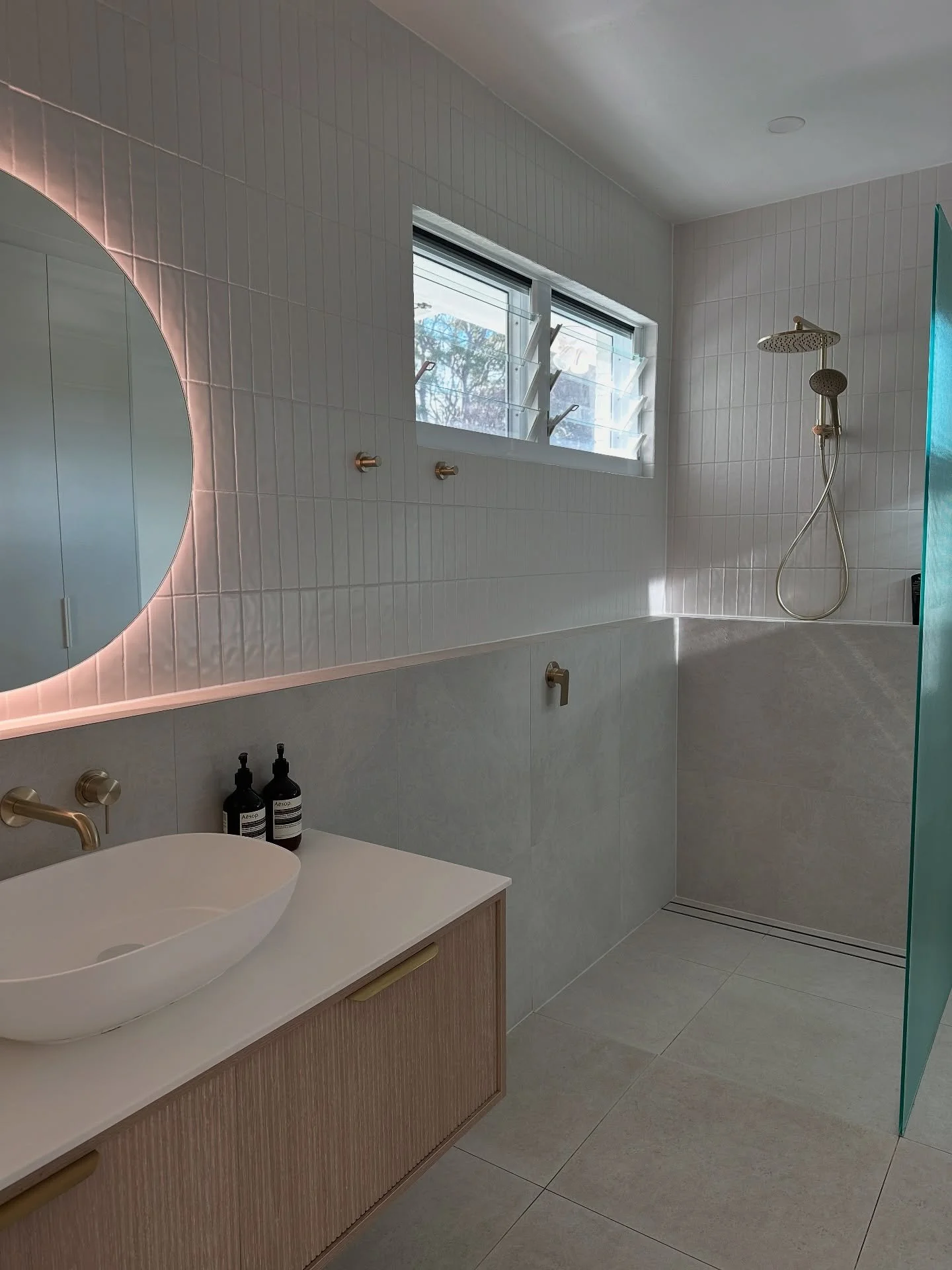 Adamstown Heights bathroom &amp; laundry reno✨

Some tips if you&rsquo;re renovating with the intention to sell soon:

✨ Don&rsquo;t get caught up in high-end or top-of-the-range fittings. Buyers won&rsquo;t be inspecting the brand of your tapware. O