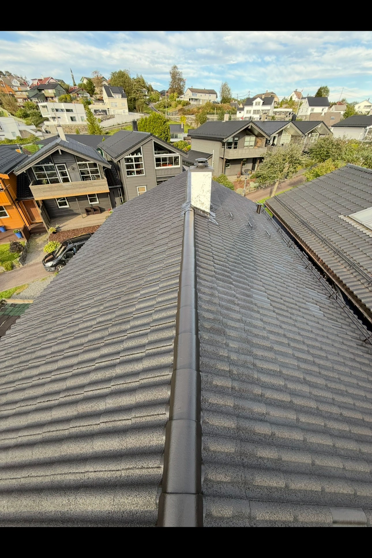 Etter-bilde: helt nytt svart tak etter impregnering og maling – forlenget levetid og moderne utseende