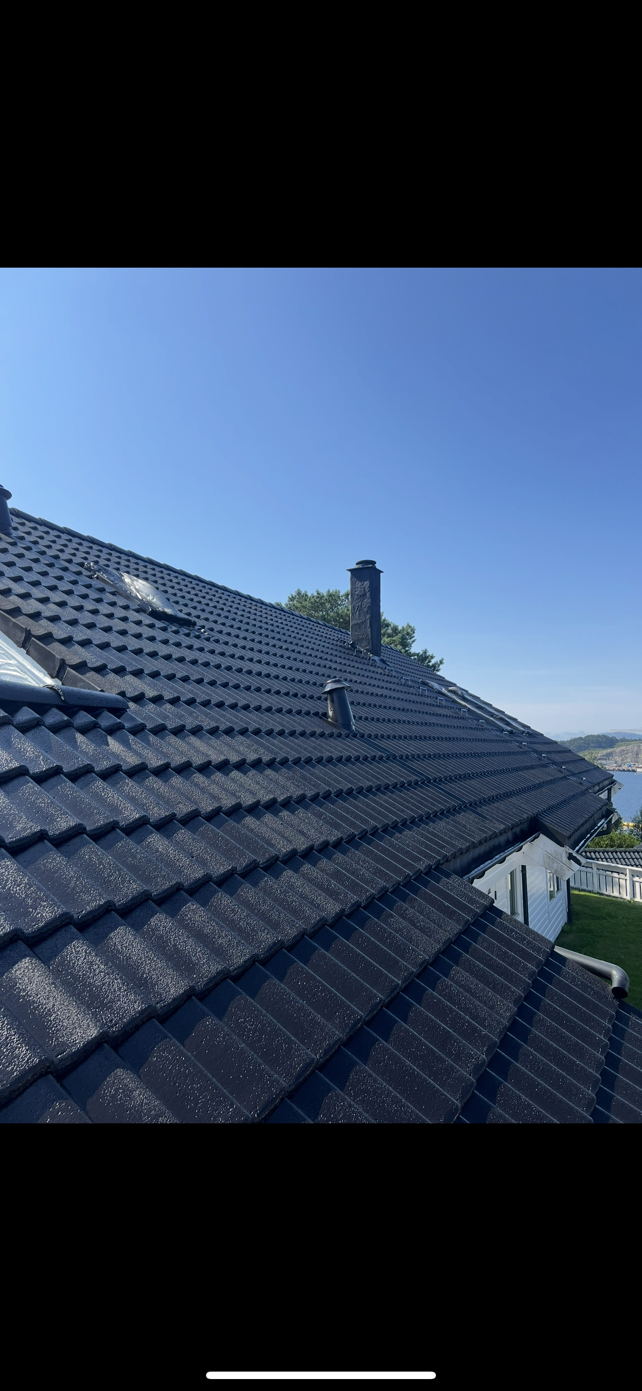 Etter takfornying: Vasket, impregnert og påført takmaling i fargen svart. Fornyet utseende og forlenget levetid.