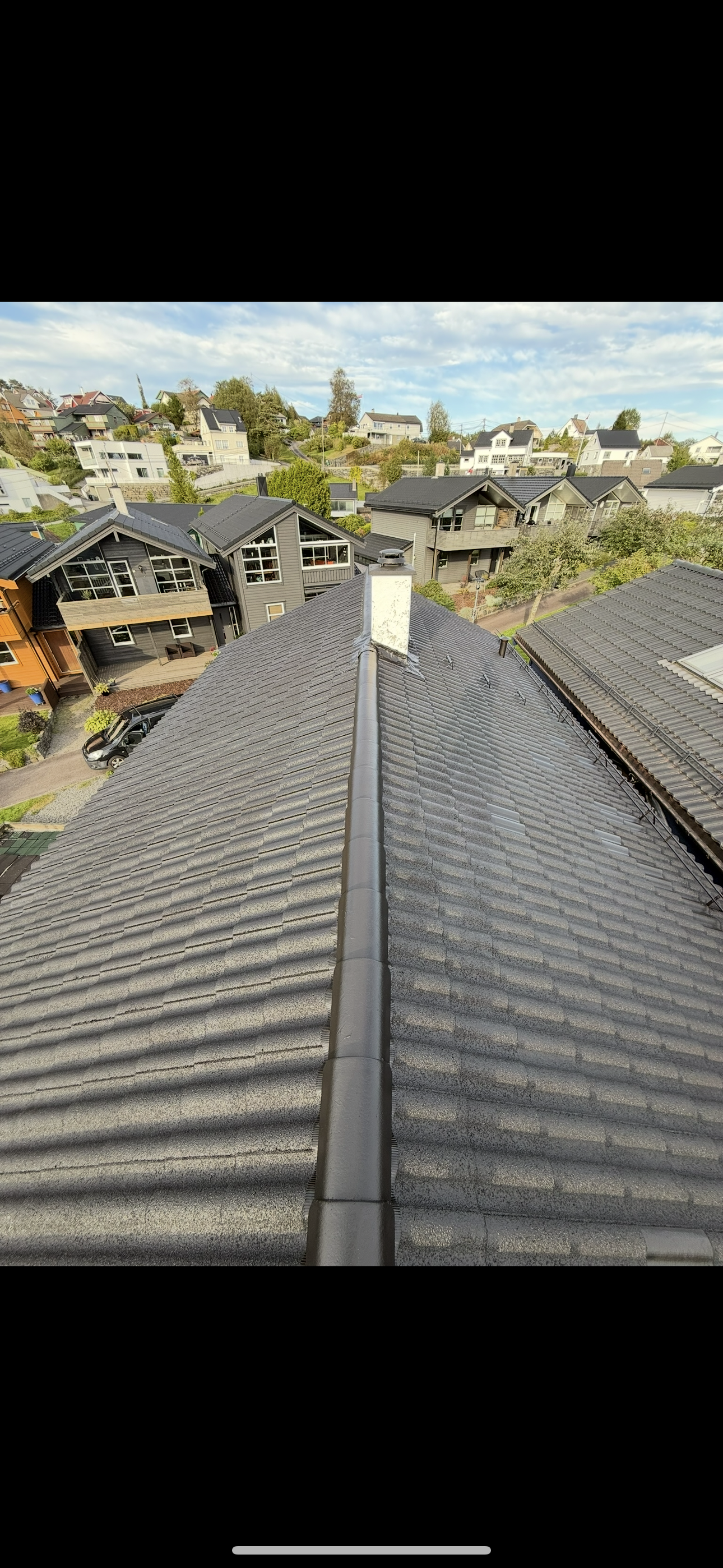 Etter-bilde: helt nytt svart tak etter impregnering og maling – forlenget levetid og moderne utseende