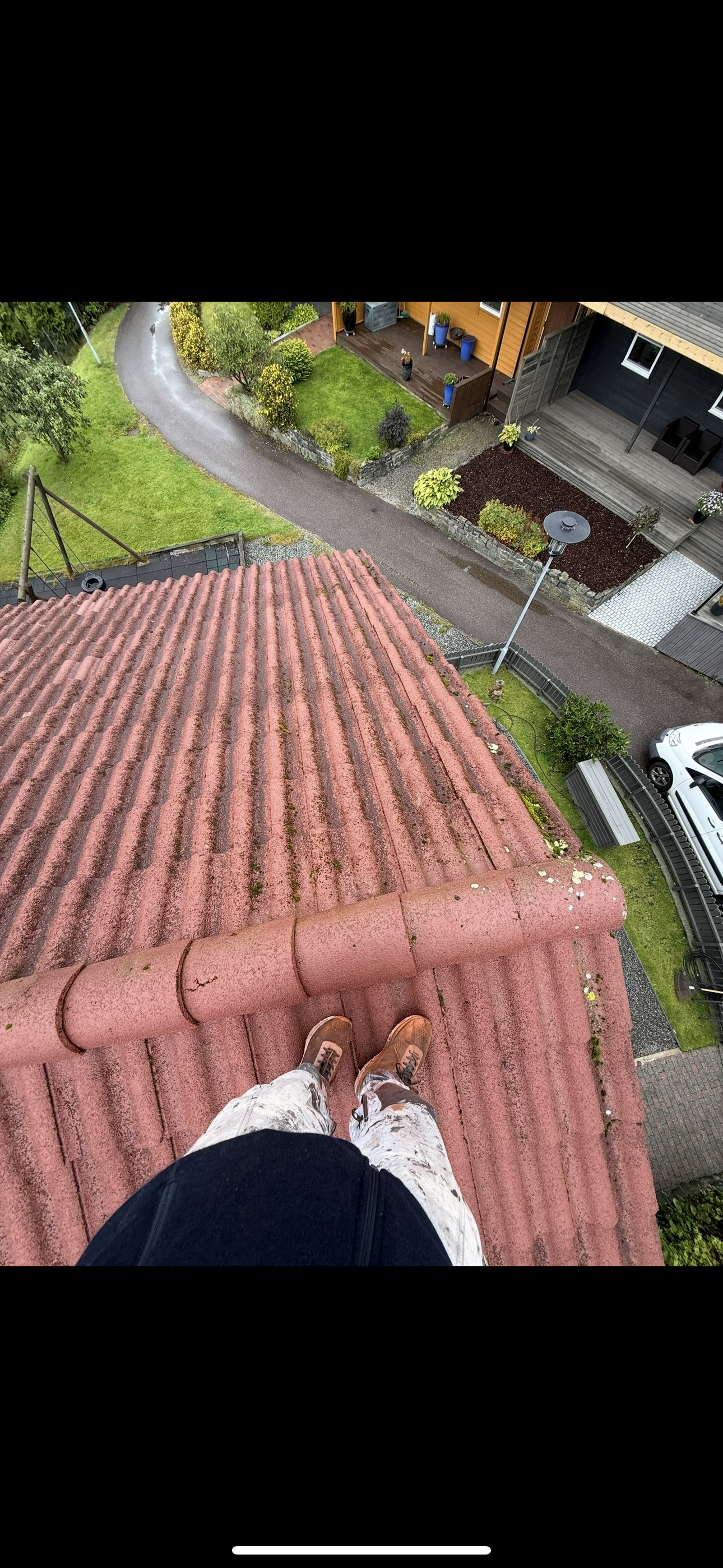 Før-bilde: av slitt og skitten rødt tak med mose og alger.