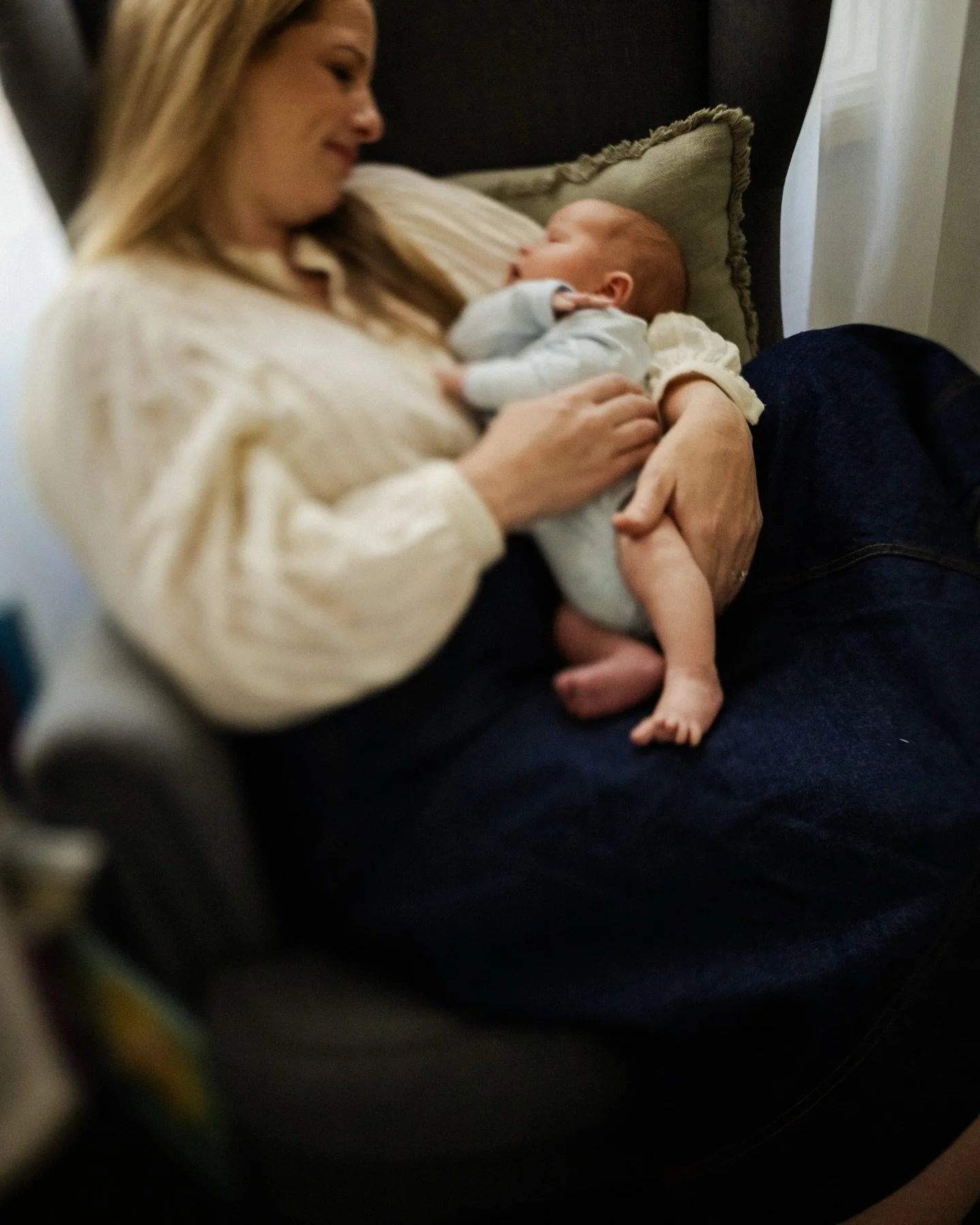 Slow mornings at home with a newborn&hellip; or as slow as they can be when the newborn is a second child! 💛