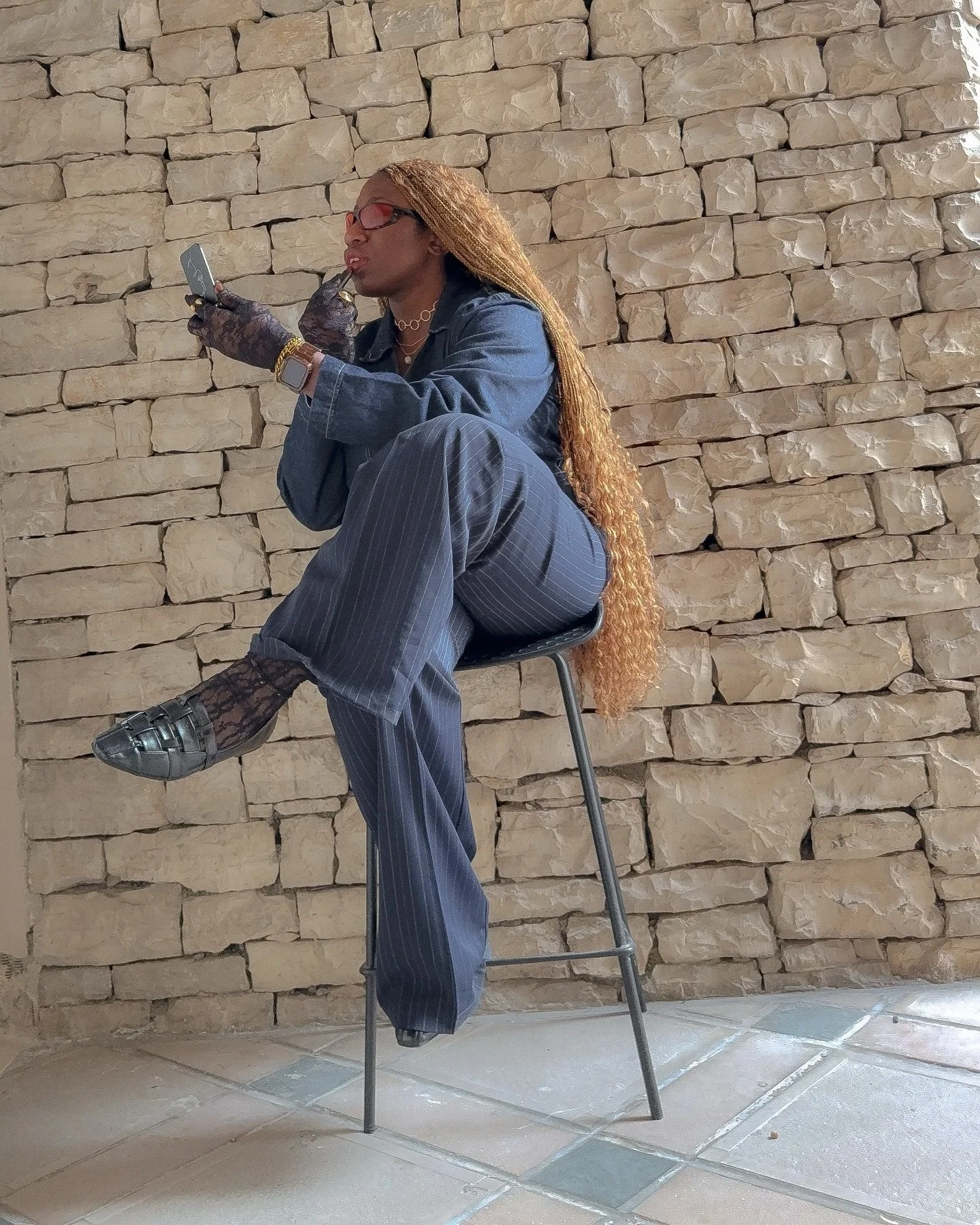 Girls who carry lip gloss, hand lotion, a mini perfume, and a pen in their bag are 400% more powerful.