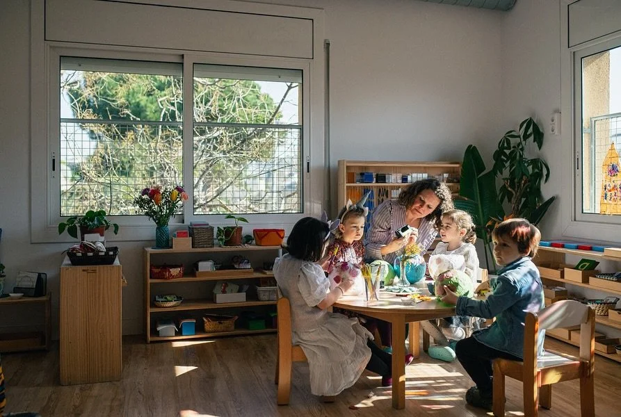 Classroom moments ✨
Not just lectures &amp; notes, but laughter, chaos, inside jokes &amp; memories in between 💚

#spanish #spanishschool #bilingualclass #barcelona #school #schooloflanguages