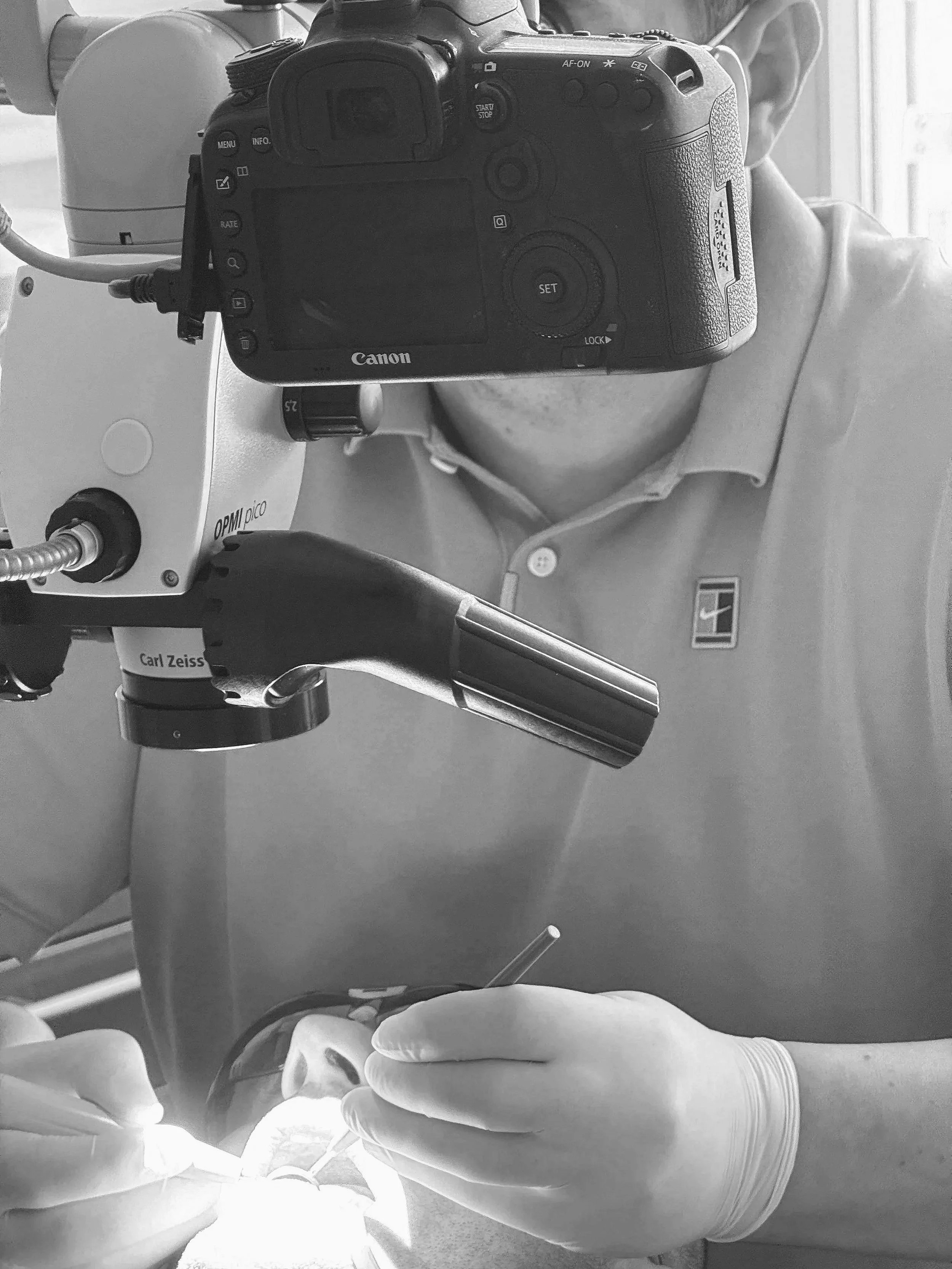 Tratament sub microscopul stomatologic în cabinetul stomatologic din Tettnang