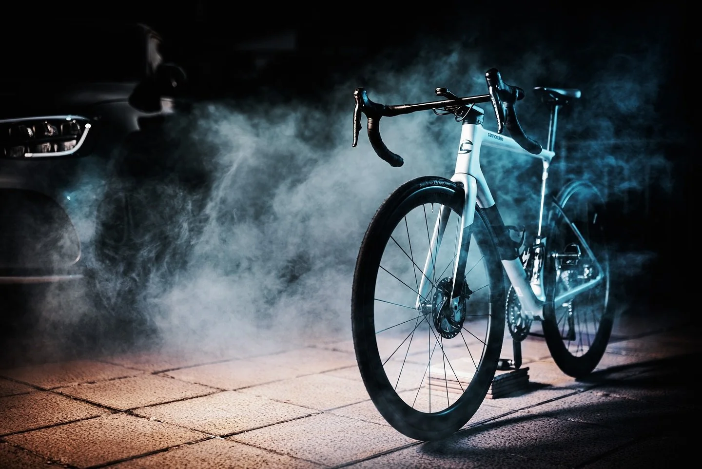 Formato medio | Luces continuas | Drama intencionado Mercedes GLC y la Cannondale Synapse