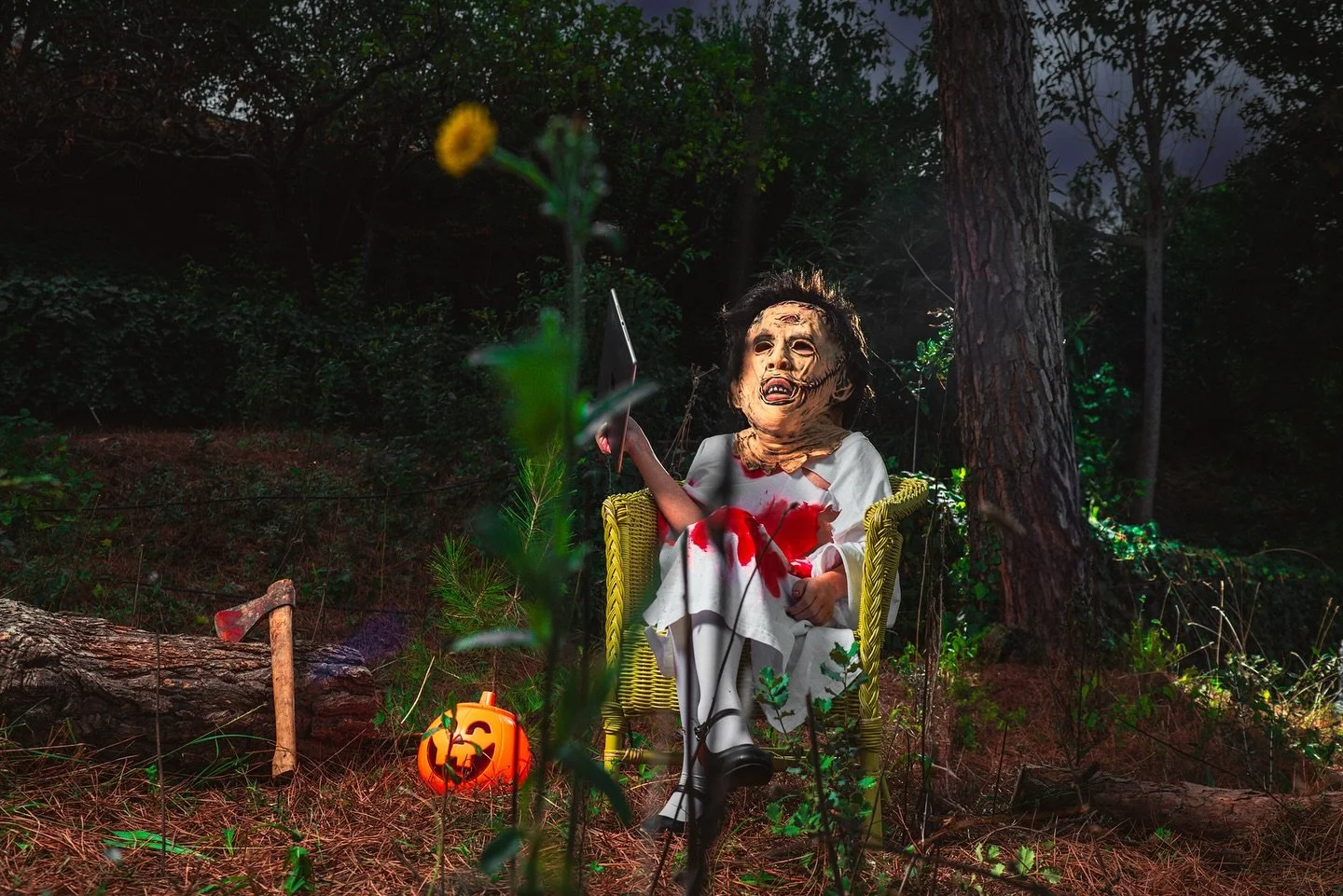 &ldquo;El horror&hellip; el horror&hellip; tambi&eacute;n se sienta a tomar un descanso.&rdquo;
Estilo: g&oacute;tico relajado con un toque de &ldquo;no me hables antes del caf&eacute;&rdquo;. #Halloween2025 #michaelmyers #SiluetaTenebrosa #fotografo