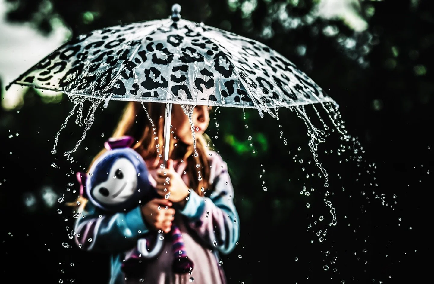Cuando te atrapa la lluvia pero decides que eso no arruinar&aacute; tu aura de protagonista.
La tormenta est&aacute; afuera&hellip; pero la actitud est&aacute; intacta. #LluviaCinematogr&aacute;fica #EstiloBajoElAgua #rainportrait #Fotograf&iacute;aa