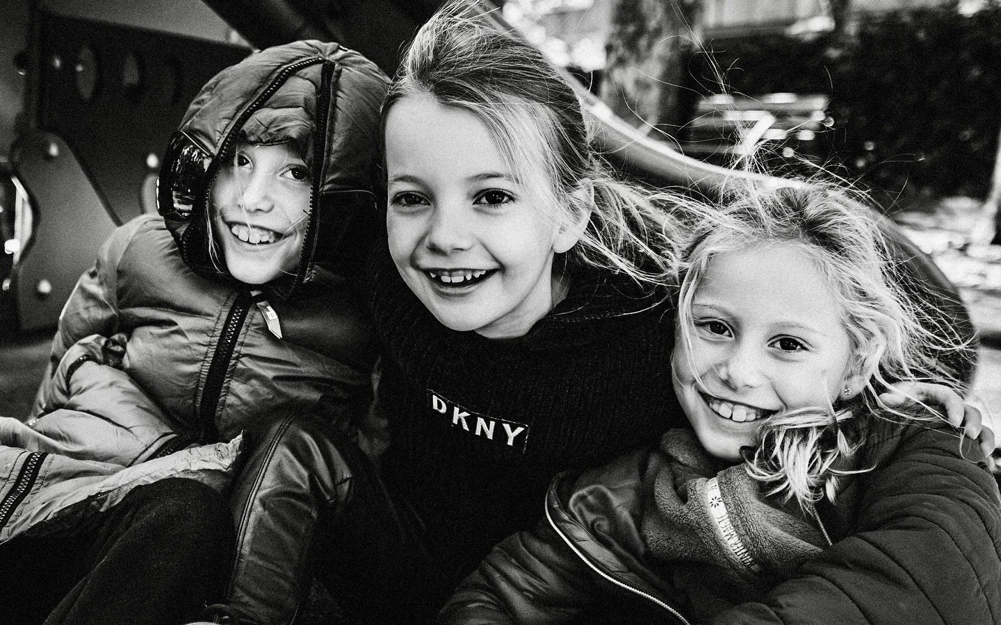 Tres genias en plena reuni&oacute;n de parque, redefiniendo la amistad con bufandas y dientes flojos. 🖤 Fot&oacute;grafo Barcelona | Fot&oacute;grafo art&iacute;stico | Fot&oacute;grafo de evento #retratoinfantil #blancoynegroconalma #fotografobcn #