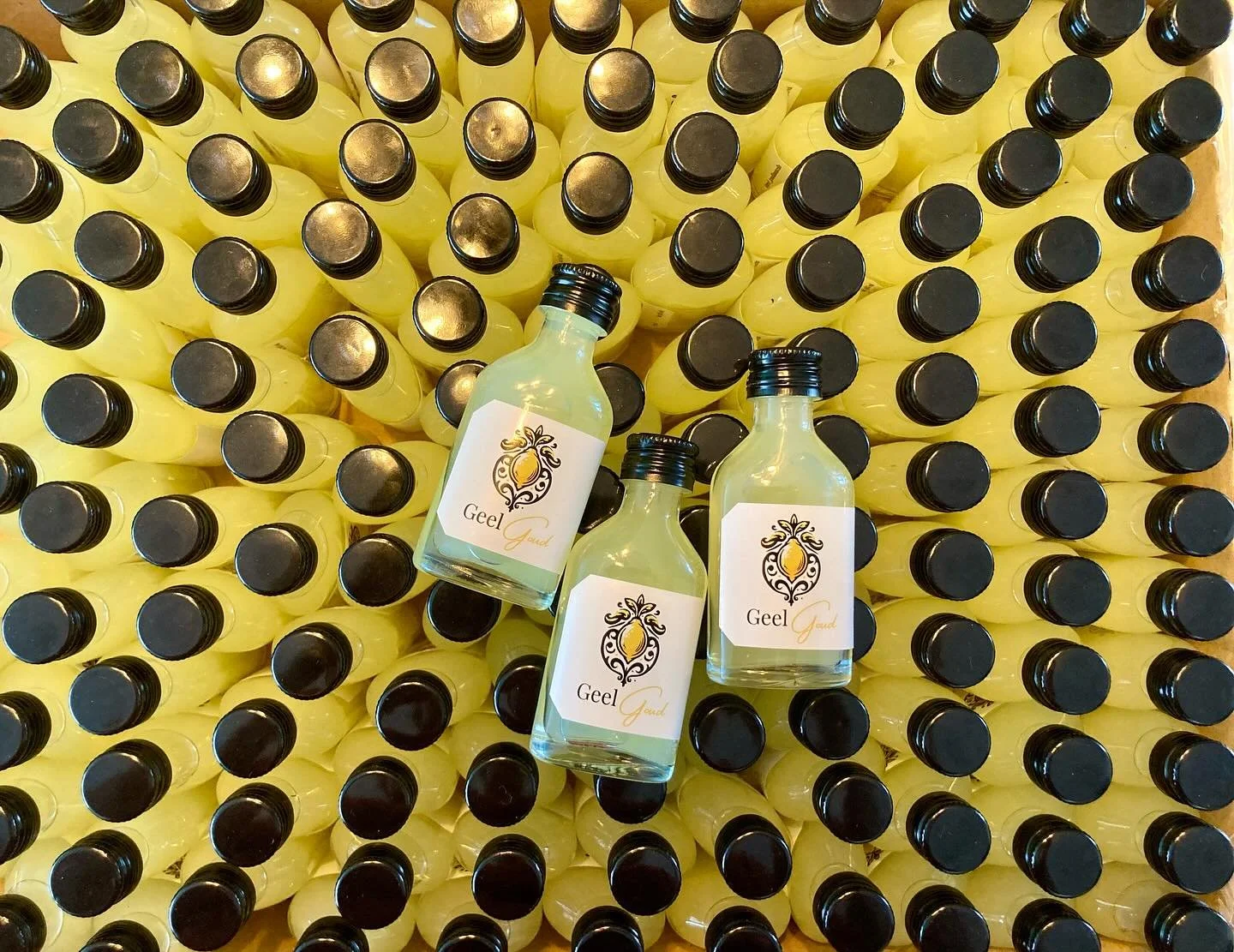130 kleine flesjes GeelGoud limoncello voor een bruiloft!! 🍋💍