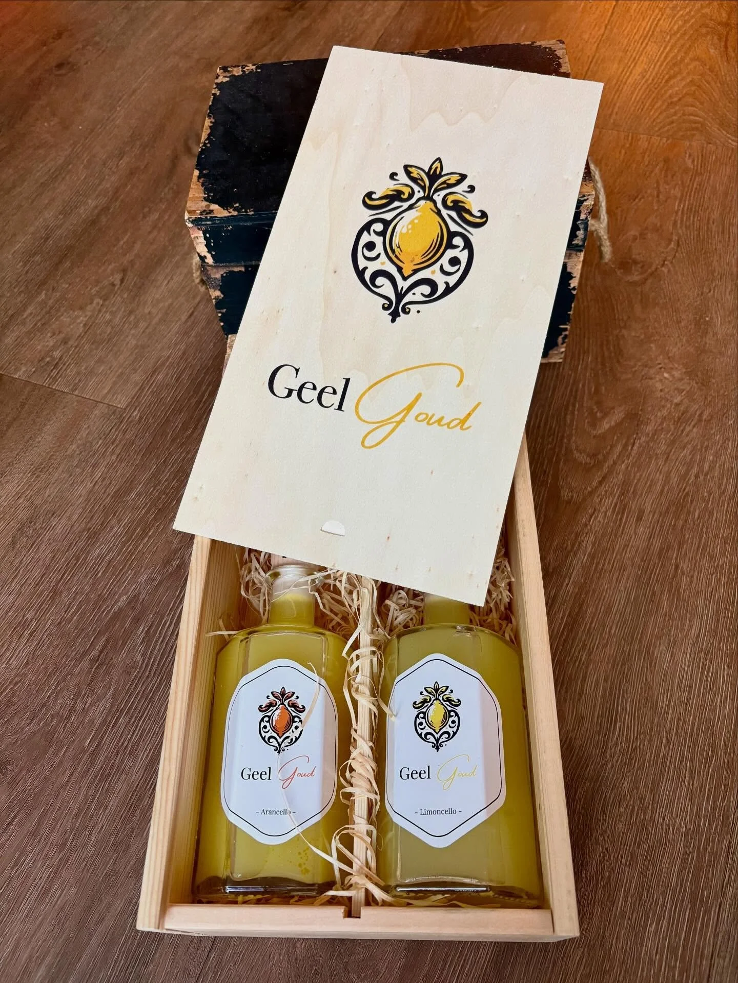 We hebben niet stil gezeten de afgelopen weken, want we zijn druk bezig geweest met het maken van een nieuw kerstpakket. ✨
Gun jij je collega&rsquo;s, vrienden of familie ook een lekkere limoncello en arancello? 🍋🍊
📩 Stuur ons een bericht voor de 