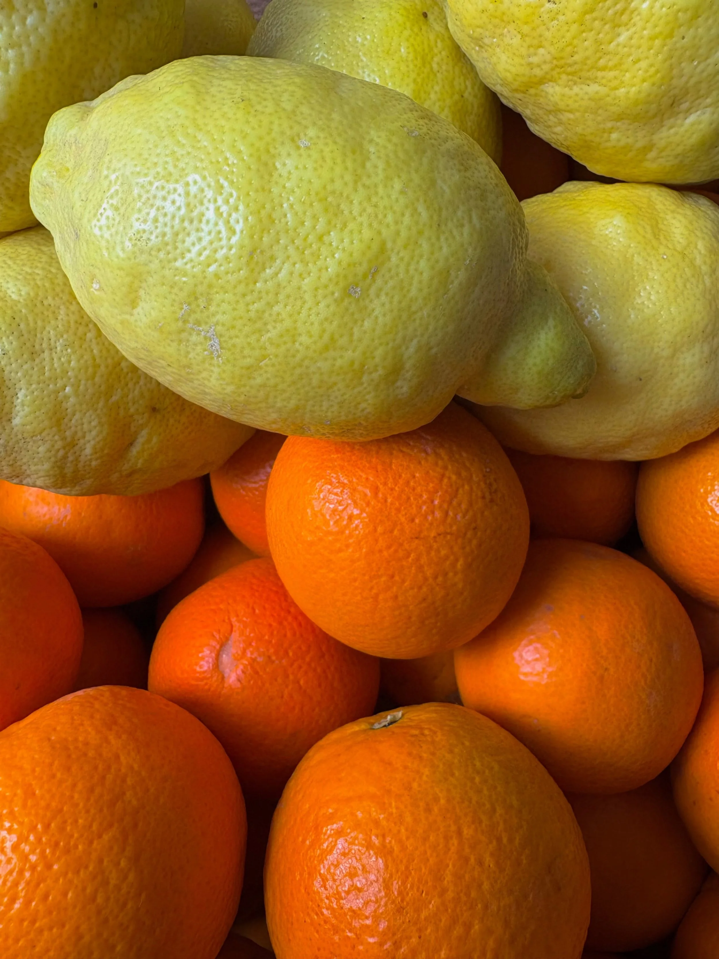 🍋 BIOLOGISCH 💚

Wij geloven dat echte kwaliteit begint bij de basis. Na een uitgebreide zoektocht naar de perfecte balans in smaak, hebben we gekozen voor uitsluitend biologische citroenen en sinaasappels. Zorgvuldig geselecteerd vanwege hun intens