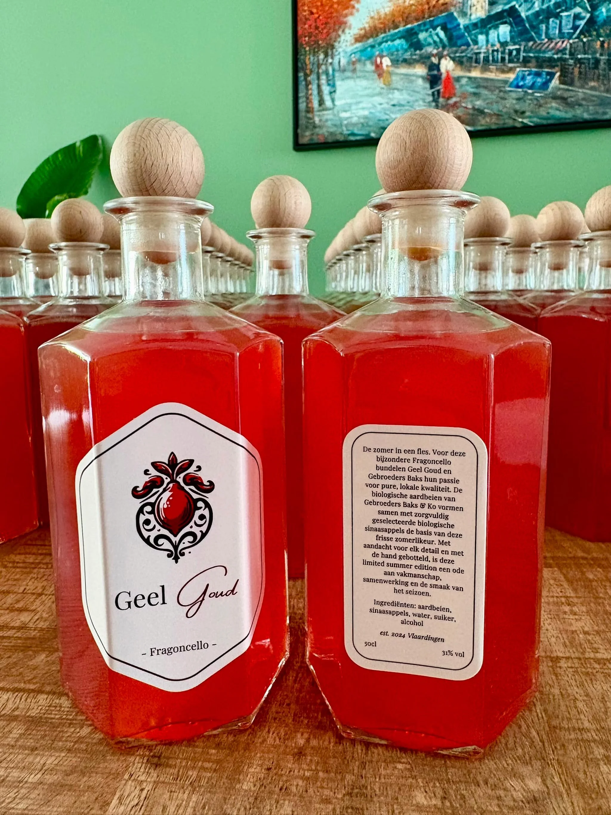 ✨FRAGONCELLO 🍓

Vol, rijp en intens van smaak. Onze Fragoncello laat de pure smaak van biologische aardbeien schitteren, perfect in balans met frisse sinaasappel. Een likeur die gemaakt is om gekoeld van te genieten tijdens lange zomeravonden. ☀️

D