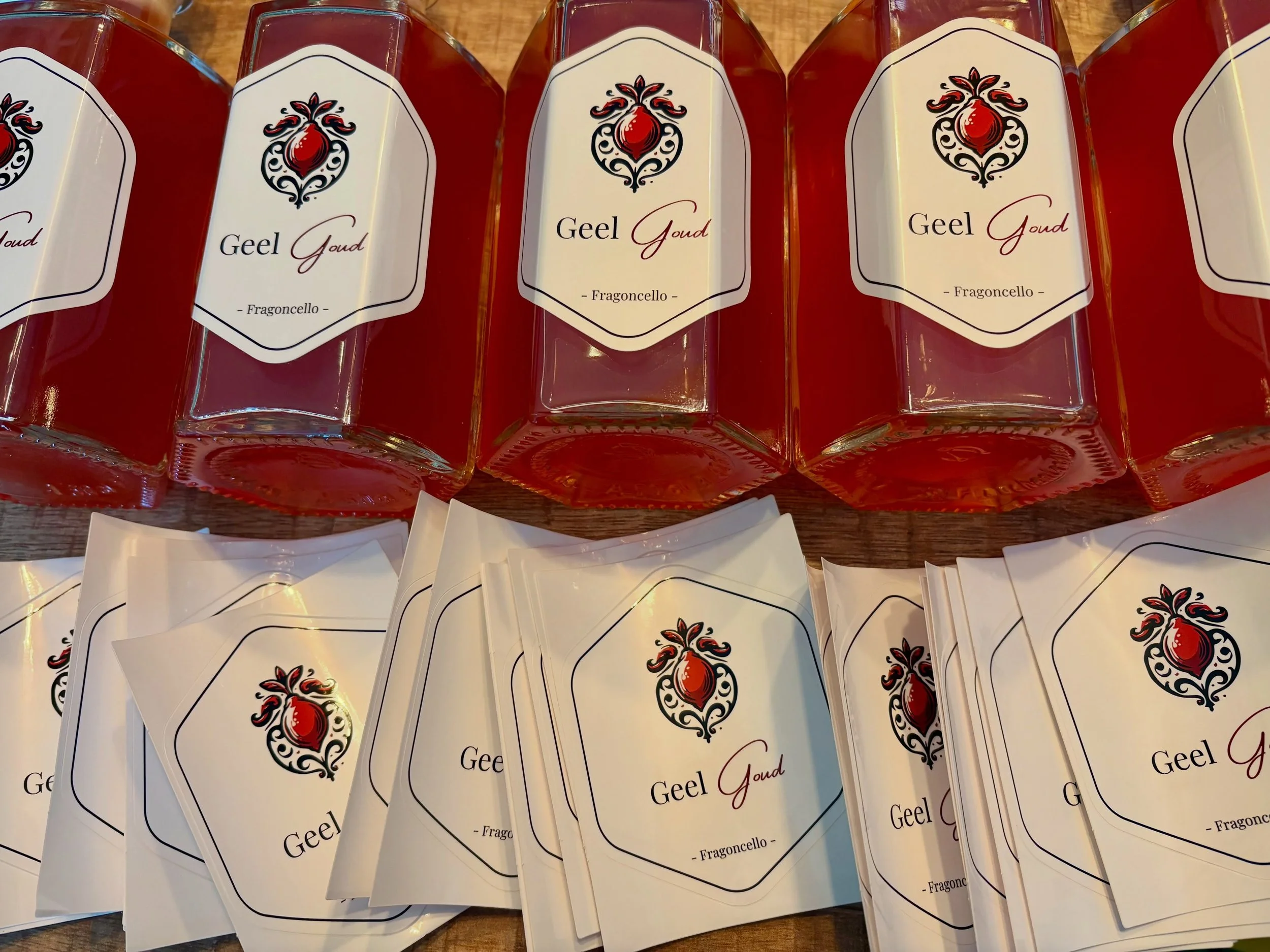 ❗️ALERT❗️
Wegens groot succes hebben we nog &eacute;&eacute;n batch van onze Fragoncello gemaakt. 🍓🥂
Dus heb je hem nog niet geproefd of kon je er geen genoeg van krijgen&hellip; bestellen maar!!

#limoncello #fragoncello #geelgoud #aardbei #likeur