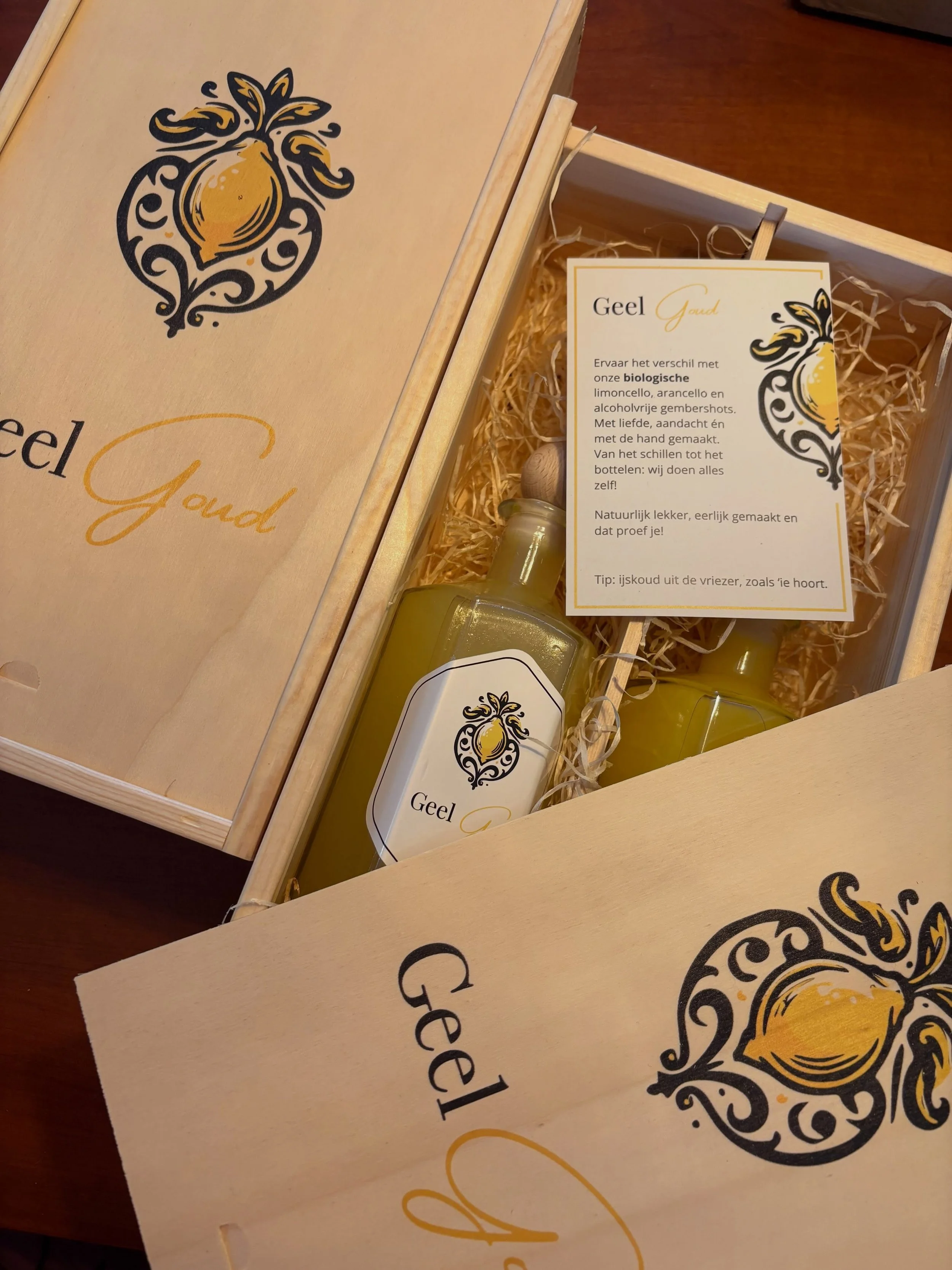 ✨ Geef deze kerst iets bijzonders cadeau. ✨

Maak indruk met een fles GeelGoud limoncello als kerstgeschenk. Met de hand gemaakt, met liefde bereid en leuk om te geven. 🍋🥂

Of je nu kiest voor een enkele fles of een luxe houten kistje met twee fles