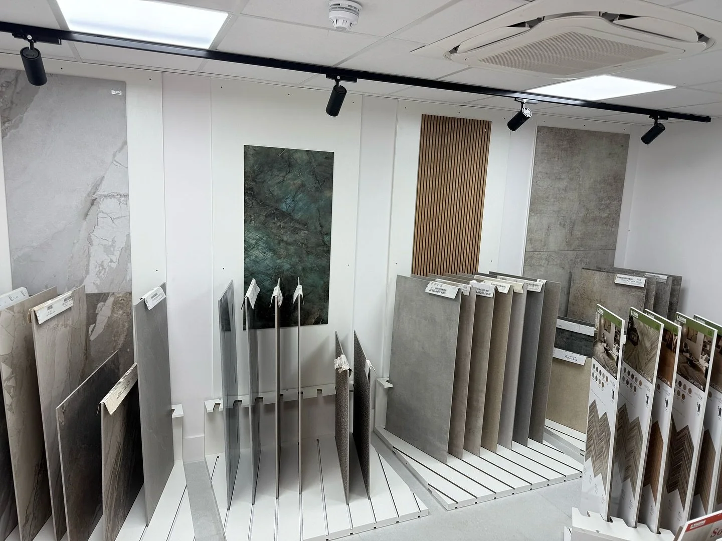 Moving fast this week as we move on to setting up our new Italian Designer room today from @ceramica_rondine 🇮🇹
12 days to go 😁