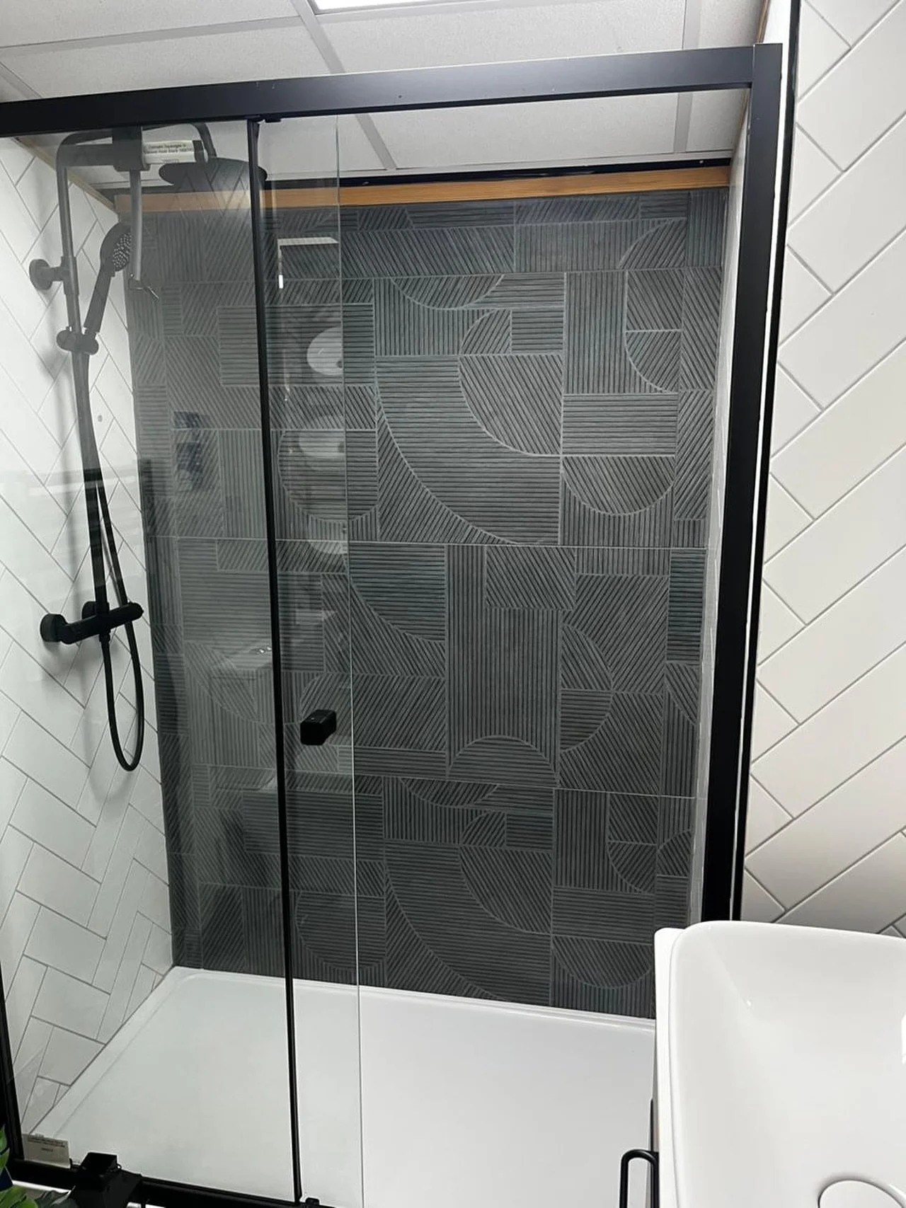 And to complete the new Neville range, here is the Neville Dark Decor 120x60 on display at our exclusive customer on the Isle of Man @bathroomsbycuplas 👏👏👏