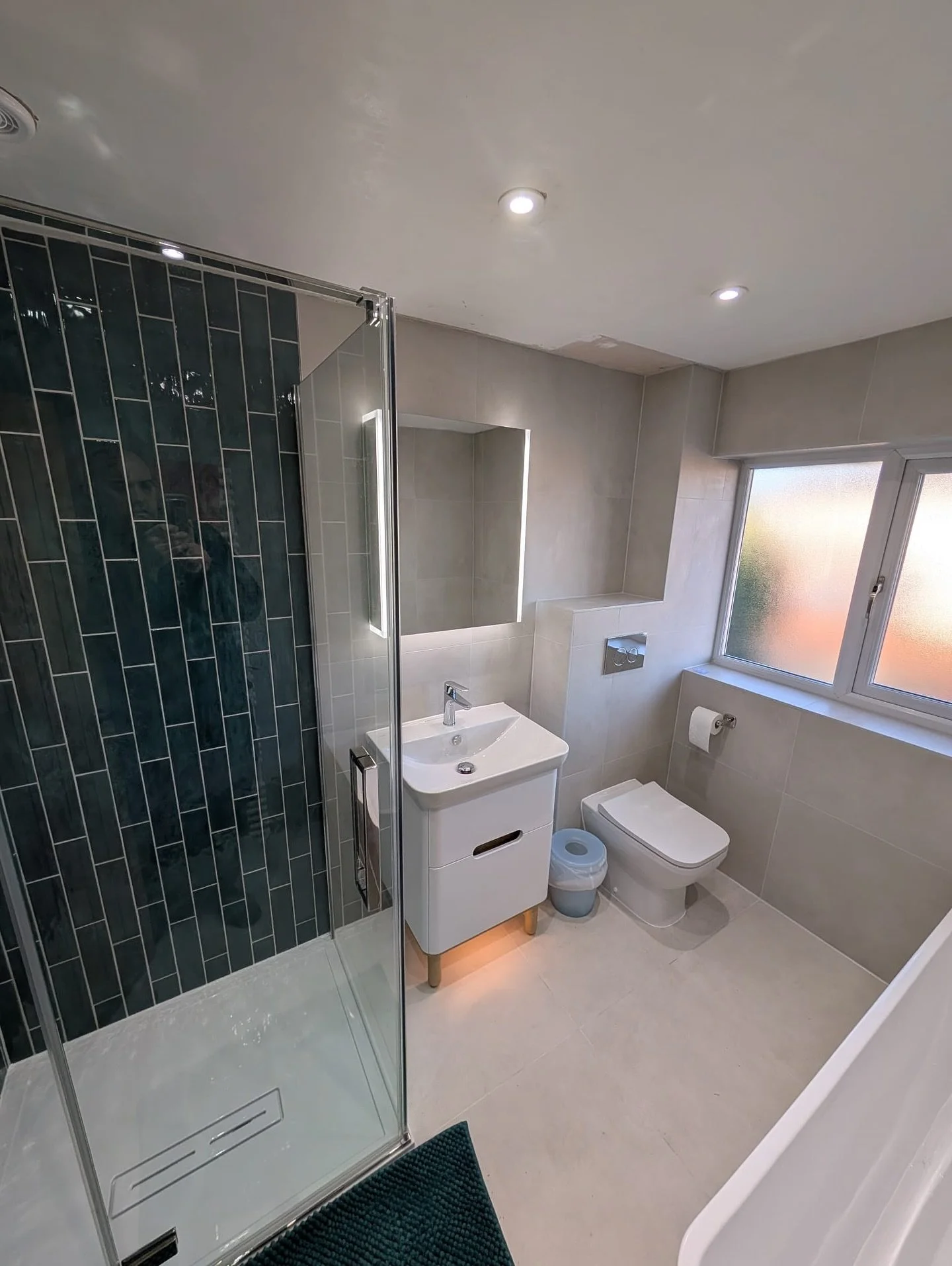 Another stunner by @grplumbing and @boro_bathrooms with our Missile Green 7.5x30 &amp; Zero Blanco 60x60 😍😍