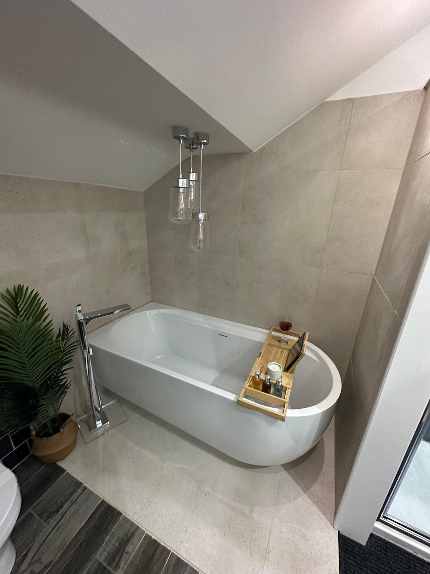 Simplicity throughout with 600x600 on both the wall and floor 
Great display with the bright range at one of our distribution partners @kgbathrooms 👏