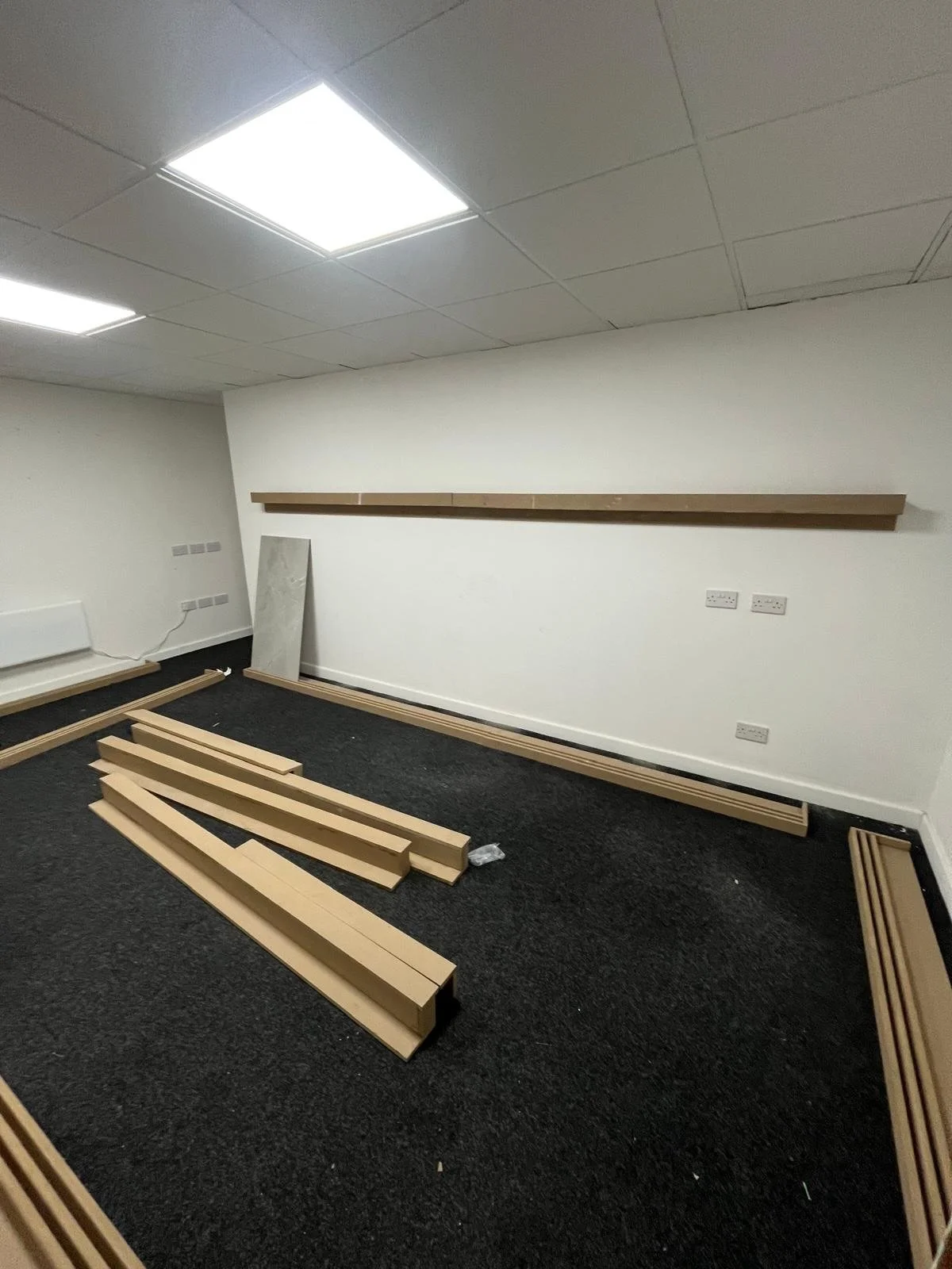 2 more brand new tile rooms getting prepped for next week, cannot wait to have these kitted out and fully merchandised @bentelfer_ 👌👌

@cheshirebathroomswidnes 
@warwick_interiors_oldham