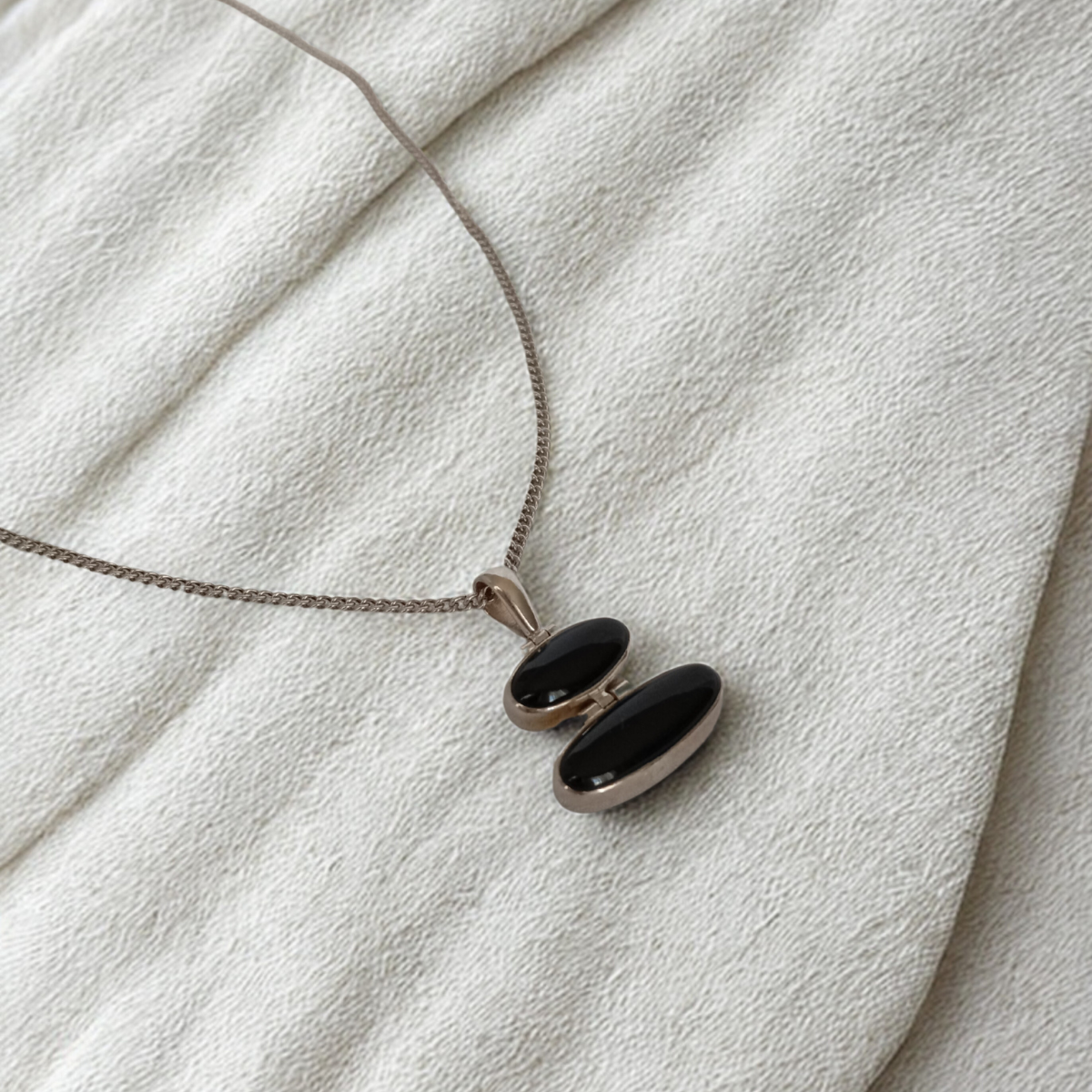 Le collier et son pendentif Argent Nocturne