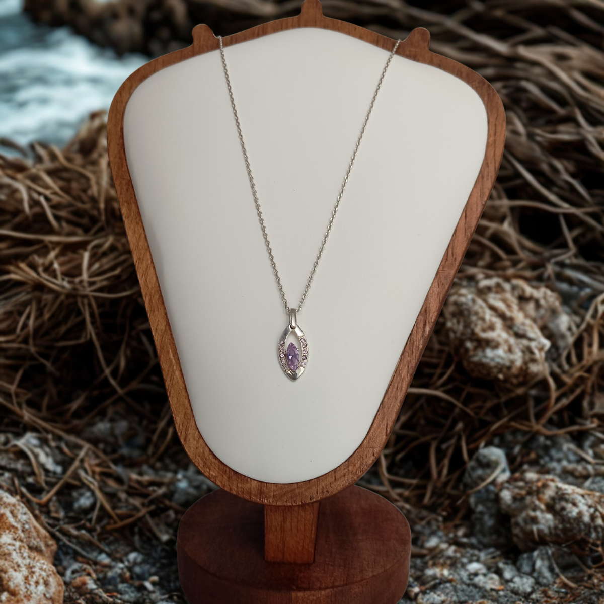 Le collier et son pendentif Rose Gleam