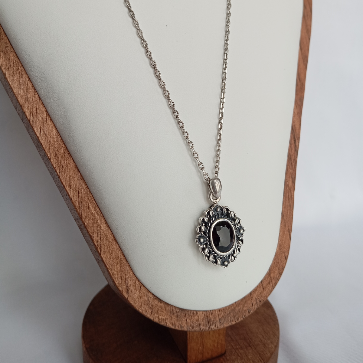 Le collier et son pendentif Scarlet Elegance