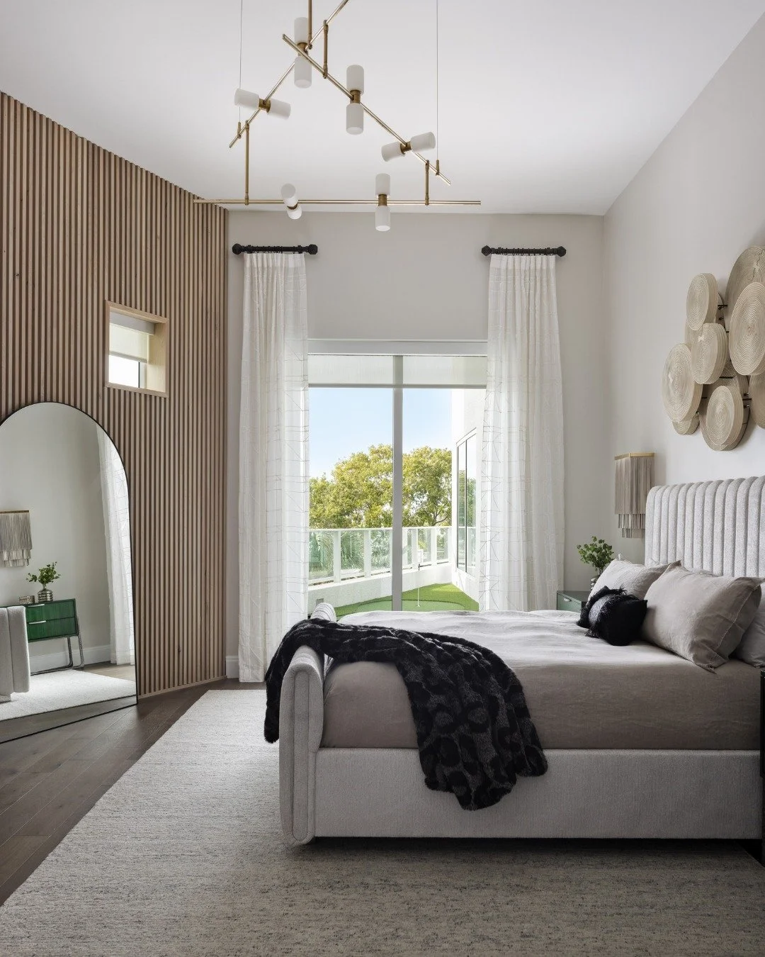 Natural light enhances our circadian rhythm, boosts mood, and improves focus. 🌞✨ Let your spaces breathe and come alive with the magic of natural illumination! By incorporating large windows or skylights, you can create an environment that not only 