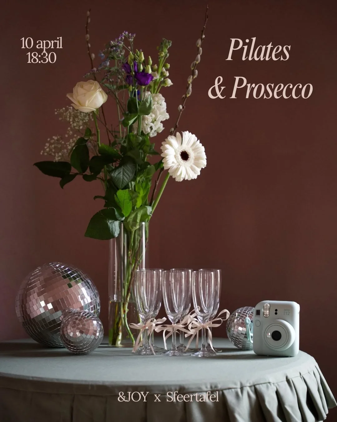 Pilates &amp; Prosecco 🥂
Move, stretch, sip.

Meld je nu aan! ✨
10 april | 18:30