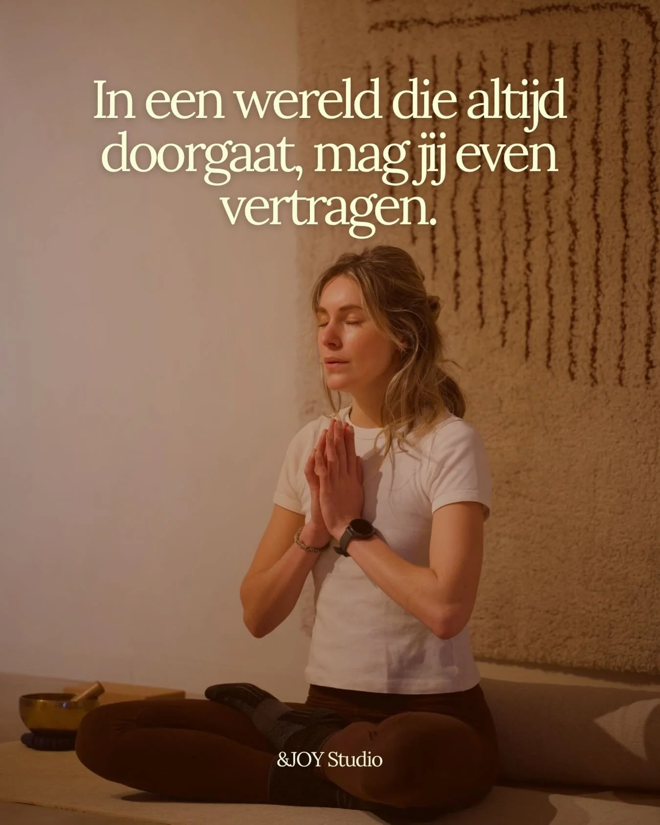 Gun jezelf een moment van rust. Even uit je hoofd, terug in je lichaam.
Yoga helpt je om stress los te laten, je ademhaling te vertragen en weer ruimte in jezelf te voelen.

Ben je benieuwd hoe dat voelt?
Je eerste yogales krijg je gratis.

Stuur me 
