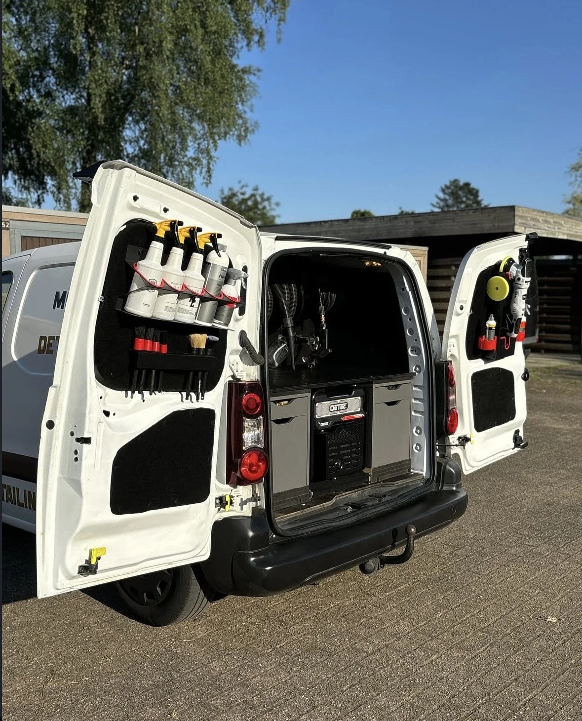 mobiele werkplaats, detailing bus, autoreiniging, schoonmaakbus, mobiele car detailing, professionele businrichting, hogedrukreiniger bus, werkbus inrichting, detailing uitrusting