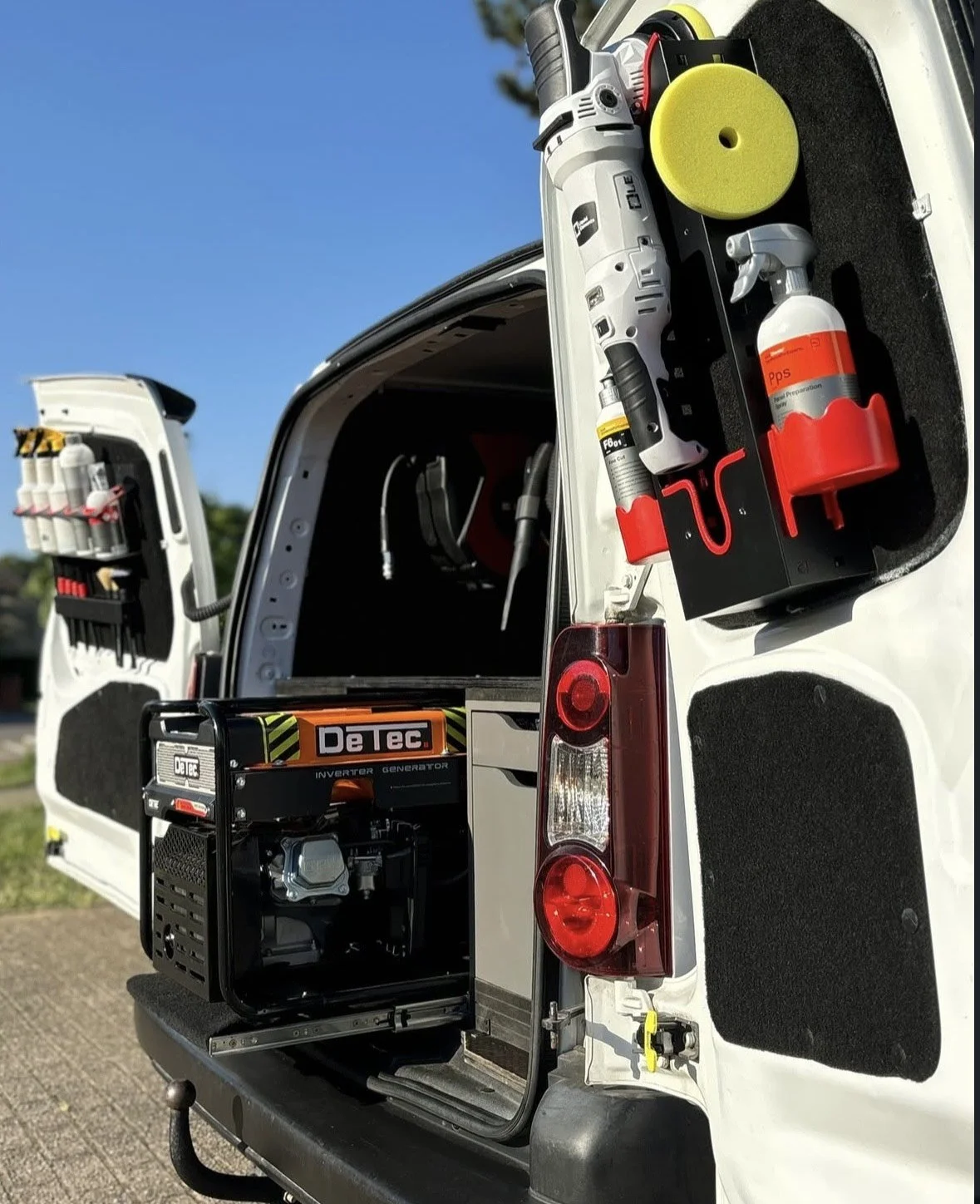 mobiele werkplaats, detailing bus, autoreiniging, schoonmaakbus, mobiele car detailing, professionele businrichting, hogedrukreiniger bus, werkbus inrichting, detailing uitrusting