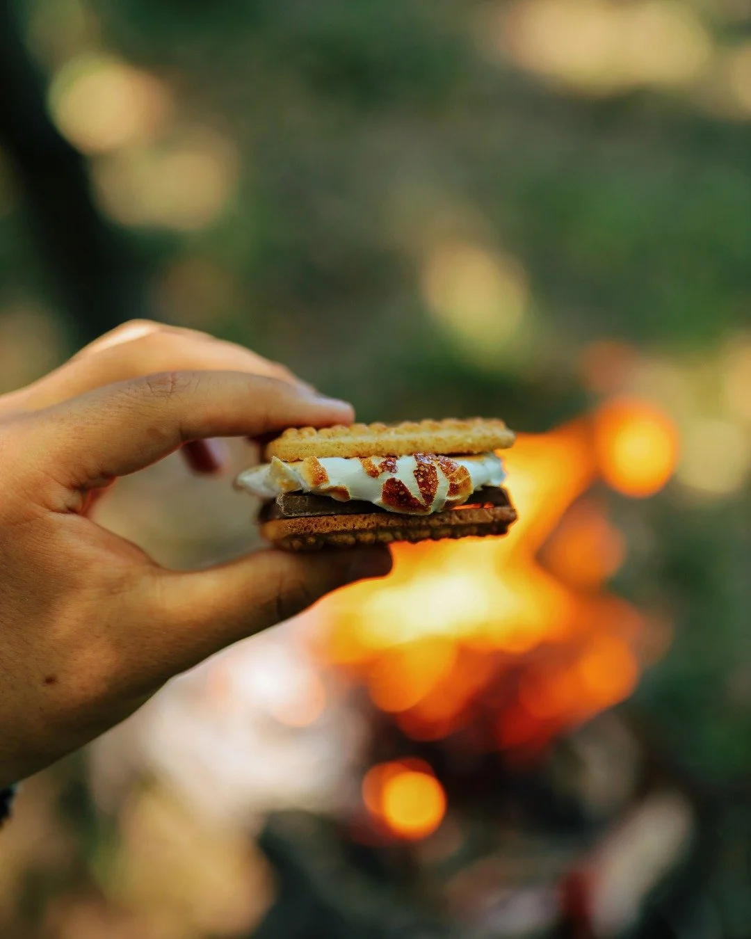 Cool nights, crackling flames, and the sweet scent of toasted marshmallows. 🍫🔥 Fall is the perfect season for s’mores by the fire.
As the leaves turn and the air gets crisp, there’s nothing better than gathering with loved ones under t