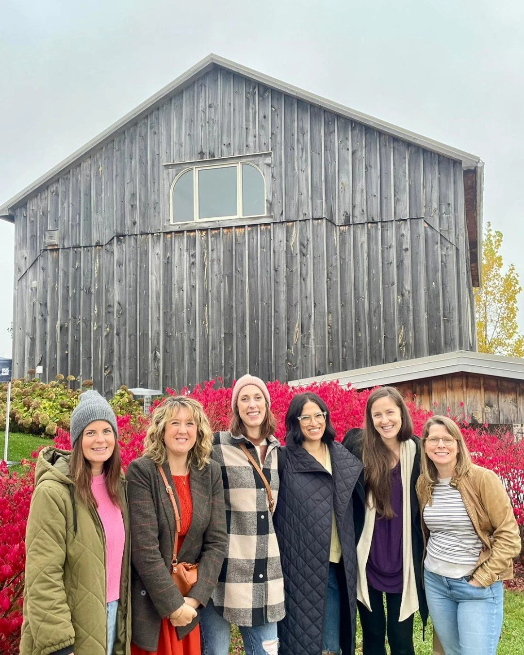 Girls’ weekend goals: lakefront laughs at Skipping Rock + cold-climate pours at @theroostwineco.
Sip hand-crafted small-batch wines in a 19th-century barn, snack on cheese & charcuterie, and soak in Blue Mountains views 🌿🥂 
All just a s