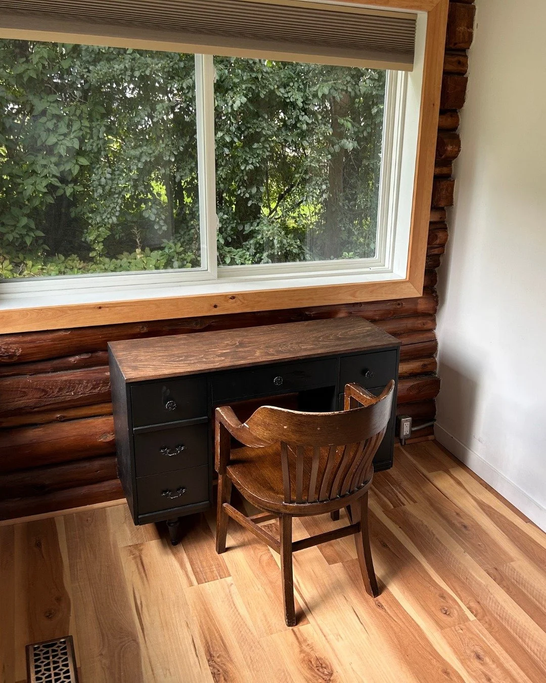 Tucked away in the cottage, you’ll find one of our favourite little corners — a writing nook that doubles as the perfect quiet spot. 🪵✨ 
Whether you need to check a few emails, FaceTime friends back home, or simply enjoy a peaceful mome