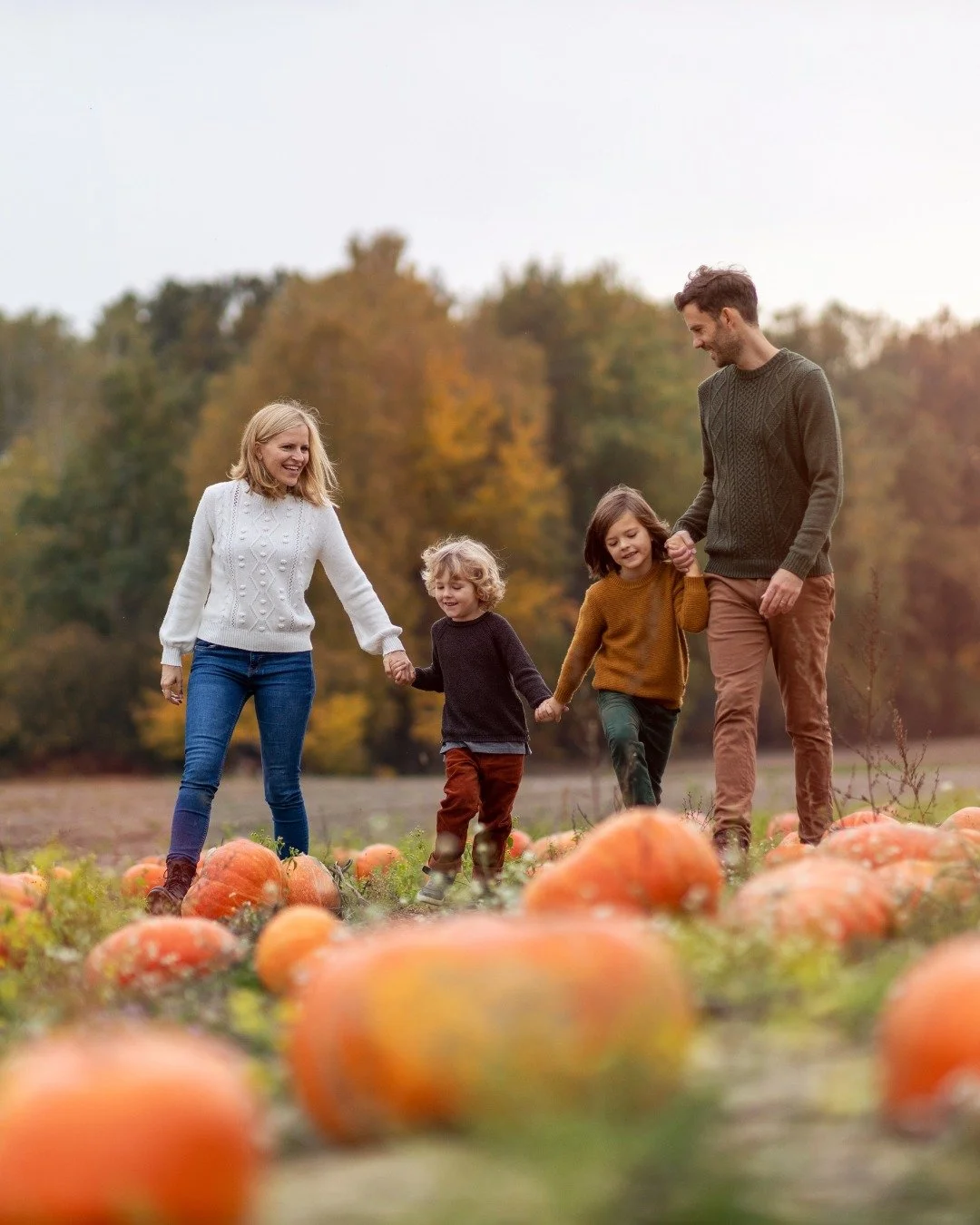 One of the best parts about a fall stay at Skipping Rock? You’re just minutes away from Meaford’s orchards and pumpkin patches!
Spend the afternoon picking out the perfect pumpkins with the kids, then bring them back to the cottage for c