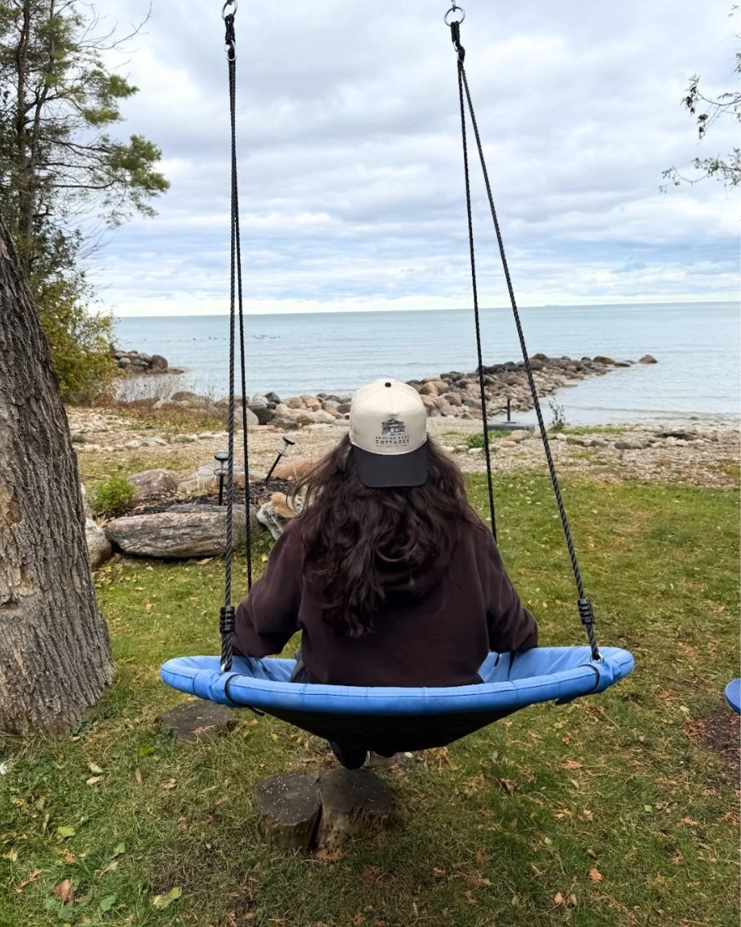 It&rsquo;s the little things that make life feel magical&hellip; 

Like gently swinging while listening to the lake, breathing in the fresh air, and letting time slow down for a moment. 🌊✨

At Skipping Rock Cottages, peaceful pockets like this are e
