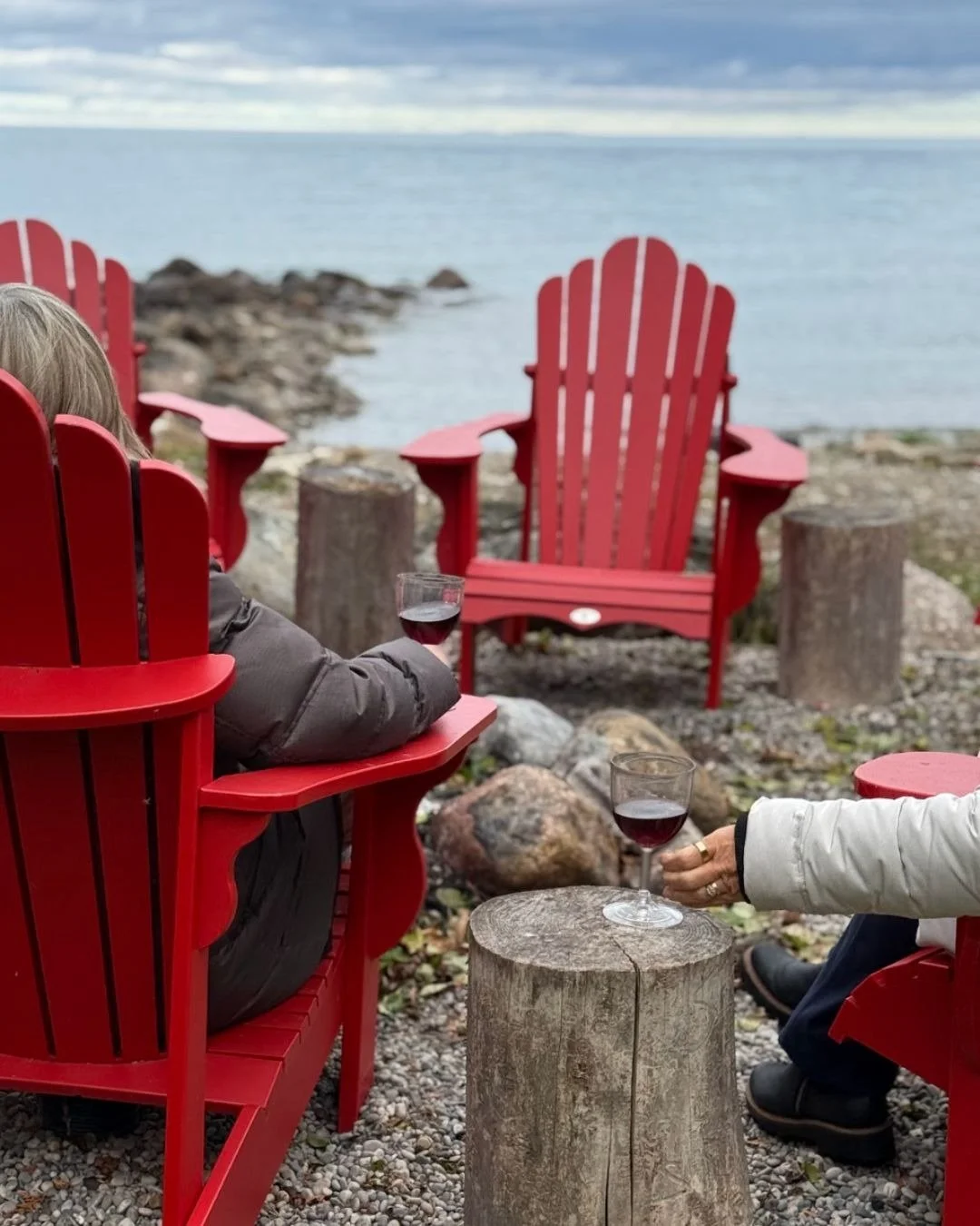 Gather your girls and escape to Skipping Rock &mdash; the perfect place for a women&rsquo;s wine weekend. 🍷💫

Think slow mornings with coffee and a view, afternoons filled with laughter, snacks, good books, cozy sweaters, and fresh Georgian Bay air