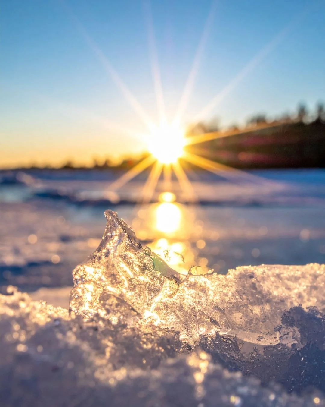 The ice is shifting.
The water is calling. 🌊

March is that beautiful transition month where you can feel warmer days are coming.

The shoreline looks different every day. Sheets of ice drifting. Open water glistening in the afternoon sun. The air s