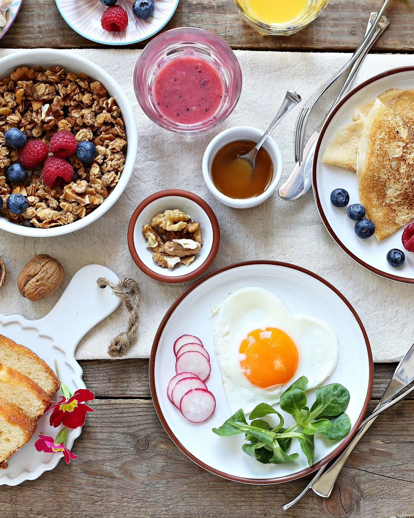 April is National Brunch Month and honestly&hellip; 
Cottage brunch just hits different. ☕

Think:

🥞 Pancakes stacked high
🍳 Eggs sizzling in the kitchen
🍓 Fresh berries and maple syrup
☕ Coffee with a Georgian Bay view

Slow mornings are kind of