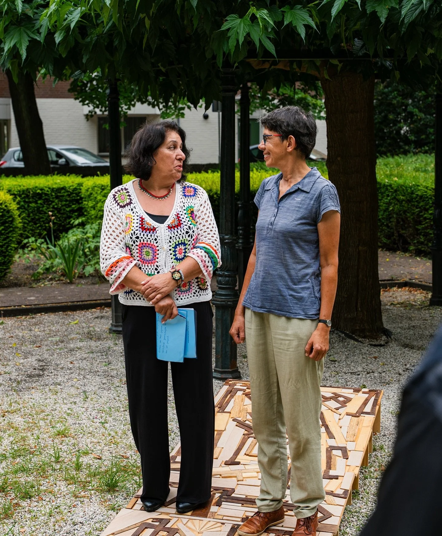 Even ademhalen, luisteren en kijken.

Ook wij nemen deze zomer een kleine pauze. Geen nieuwe ontmoetingen in je tijdlijn, maar wel in het echte leven: op een plein, in een kerk, bij het water of gewoon op een bankje in de zon.
👉 Eind augustus zijn w