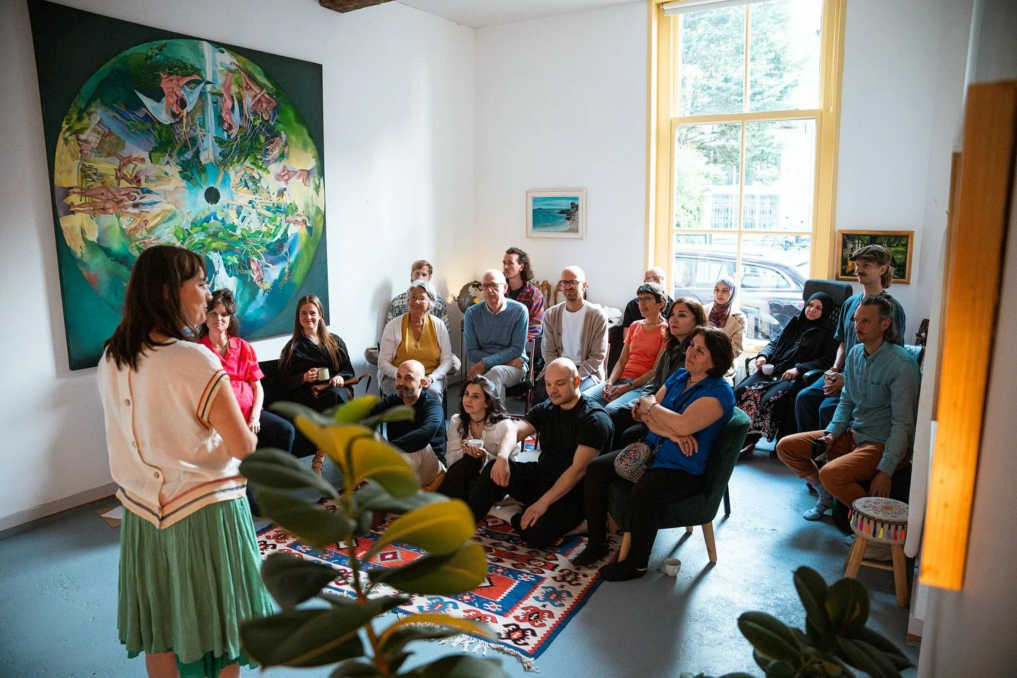 🌀 Wat gebeurt er als po&euml;zie en spiritualiteit elkaar ontmoeten?

Tijdens deze bijzondere avond neemt Irida @irida.hysenbelli je mee in de mystieke wereld van Soefi-dichters zoals Rumi, Hafiz, Khalil Gibran en Lalla Ded. Na een theatrale inleidi