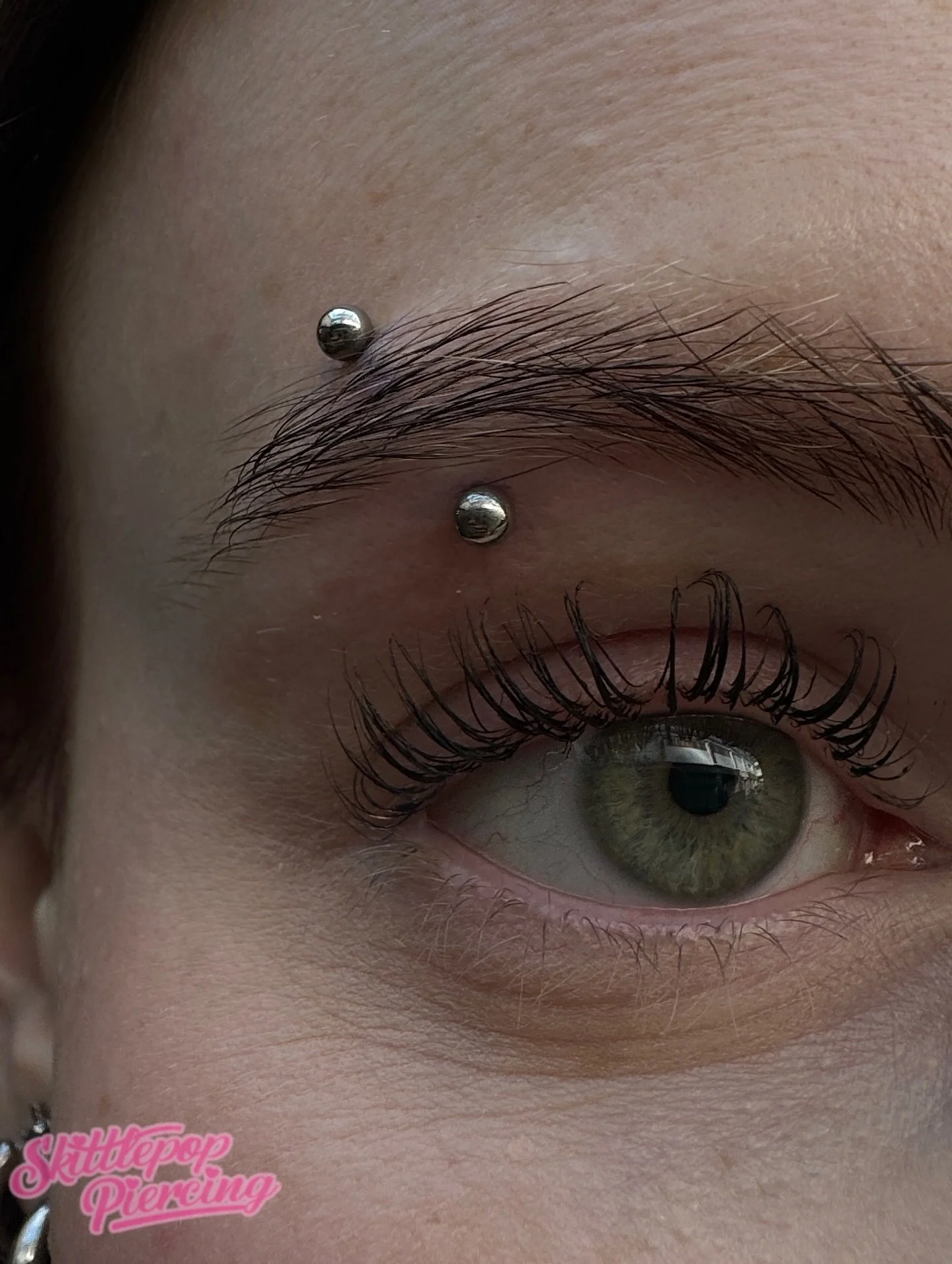 Fresh eyebrow piercing. 

I cannot get over how much this suited the lovely Ellie ! Thanks for the trust 🥰

#eyebrow #eyebrowpiercing #facialpiercing #greeneyes