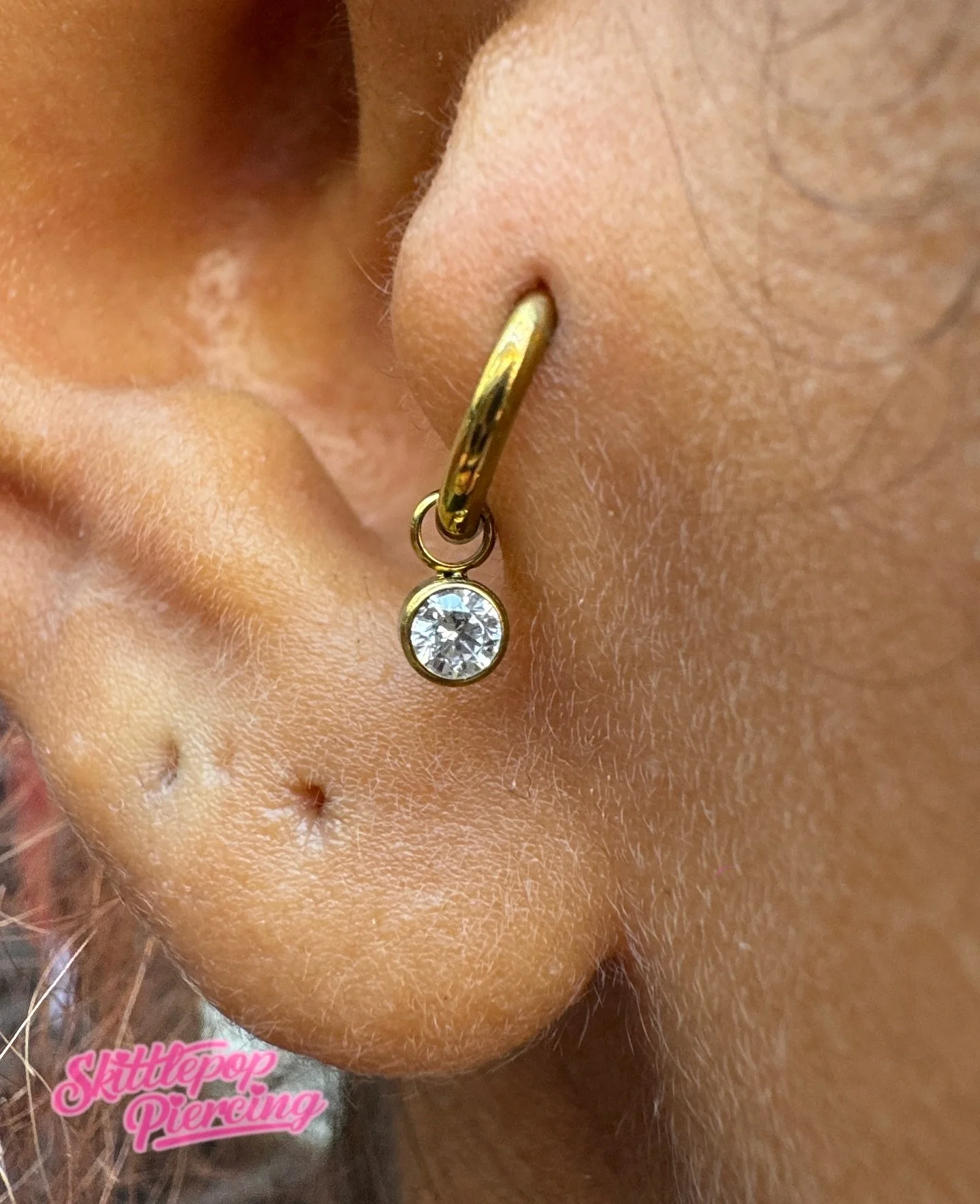 The cutest little tragus upgrade. 

Anodised gold in house with a cute lil charm from @inariorganics_uk 

#tragus #piercingcharm #cutepiercing #eltham