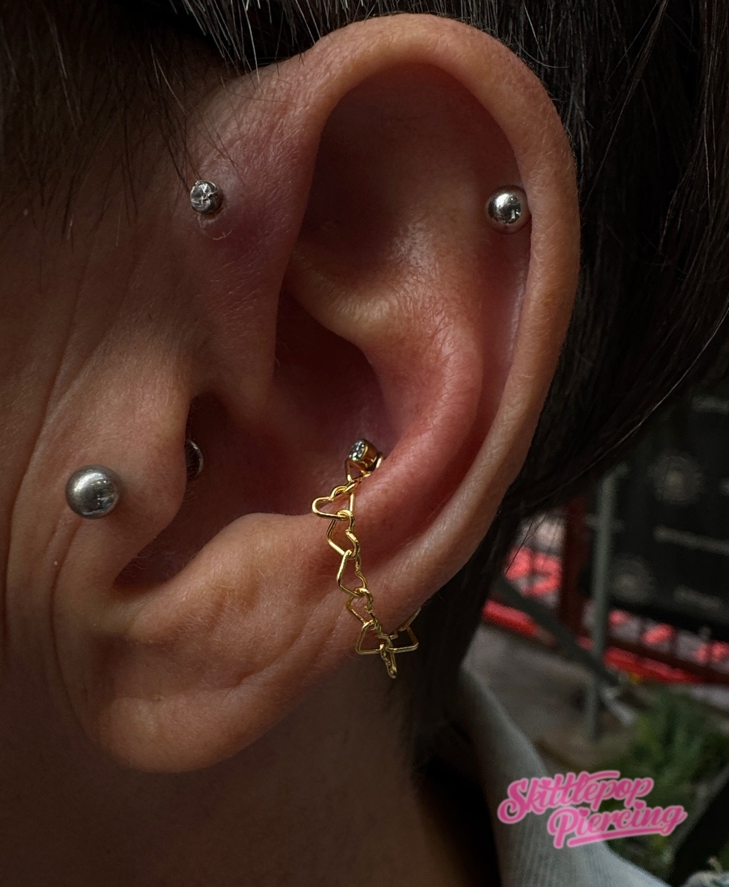 Healing forward helix and healed conch with welded jewellery 

Thanks for the trust @hadlow1971 slowly joining the gold gang. 

#forwardhelix #weldedjewelry #conchpiercing