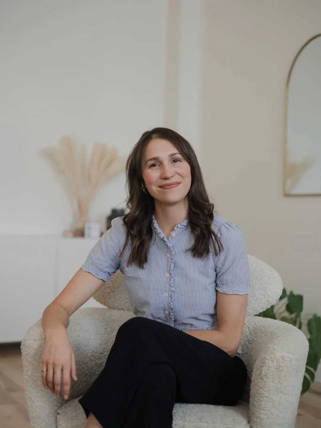 We are so delighted to welcome @therapy.with.steph to the Attached Team!

When you meet Steph, you get the sense that she has lived many lives. And indeed she has. Her journey has included over a decade in high-performance leadership, time spent livi