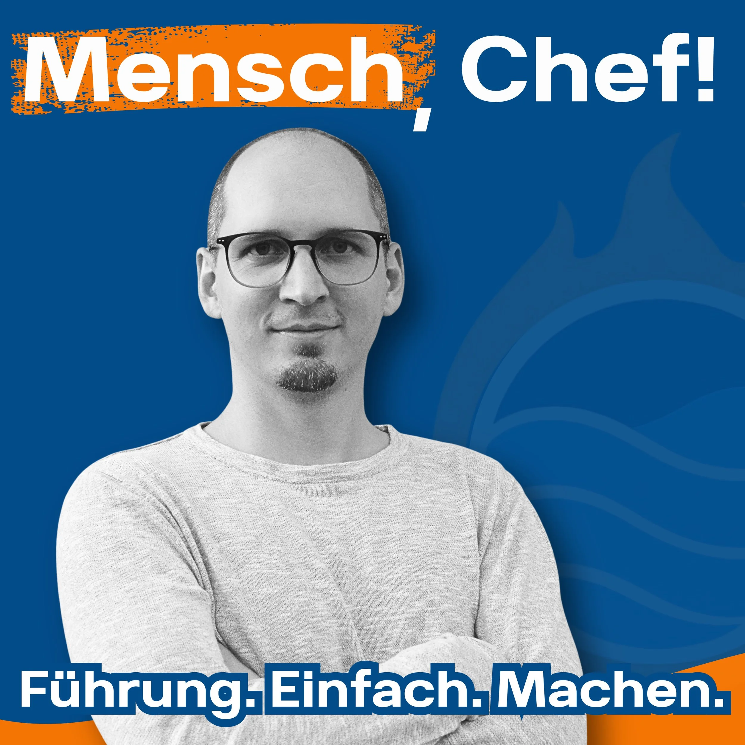 Ein Mann mit Brille und kurzen Haaren vor einem blauen Hintergrund, der auf das Thema Führung und Management hinweist.