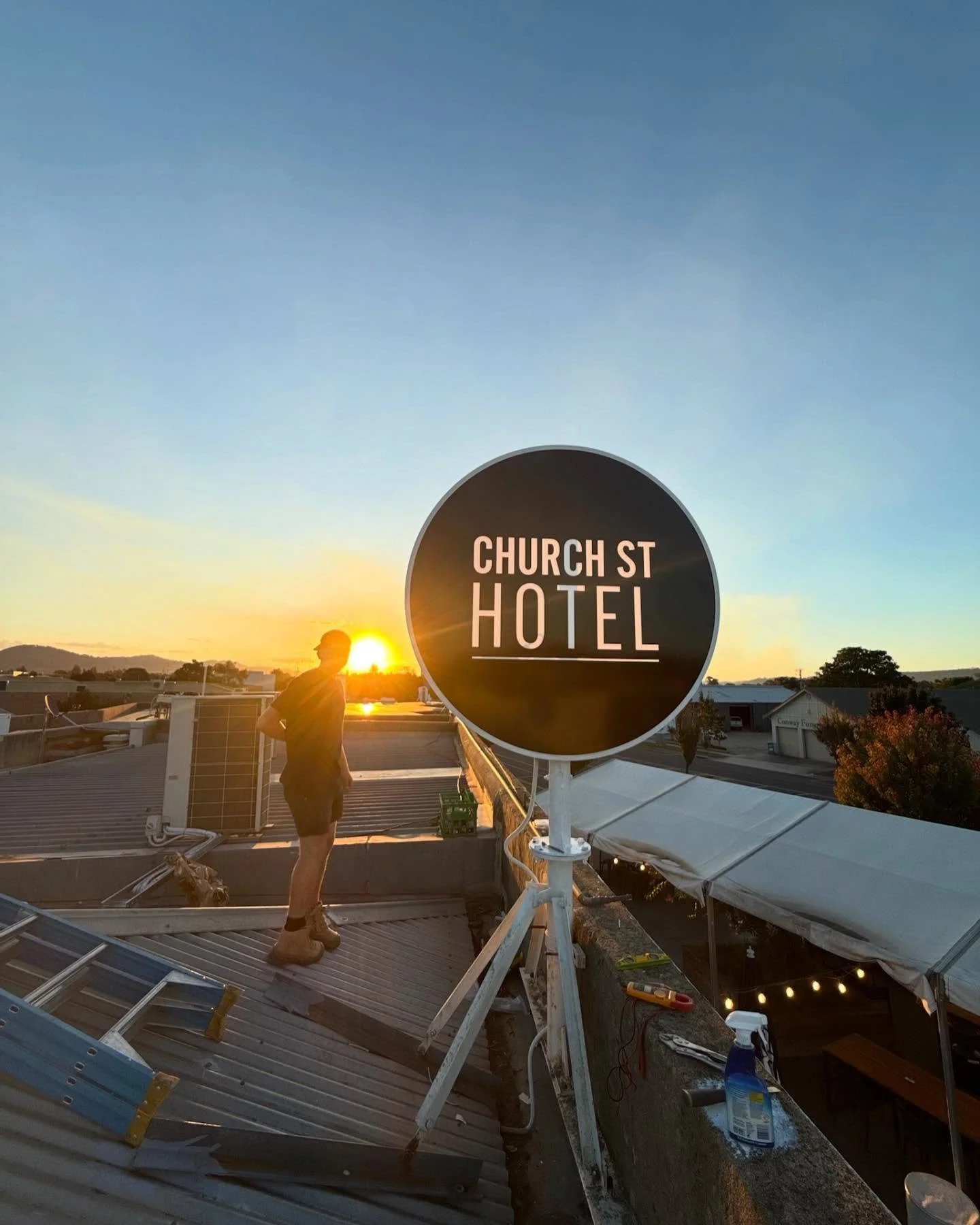 Out with the old, and in with the bright ✨
Today&rsquo;s sleek lighting upgrade.