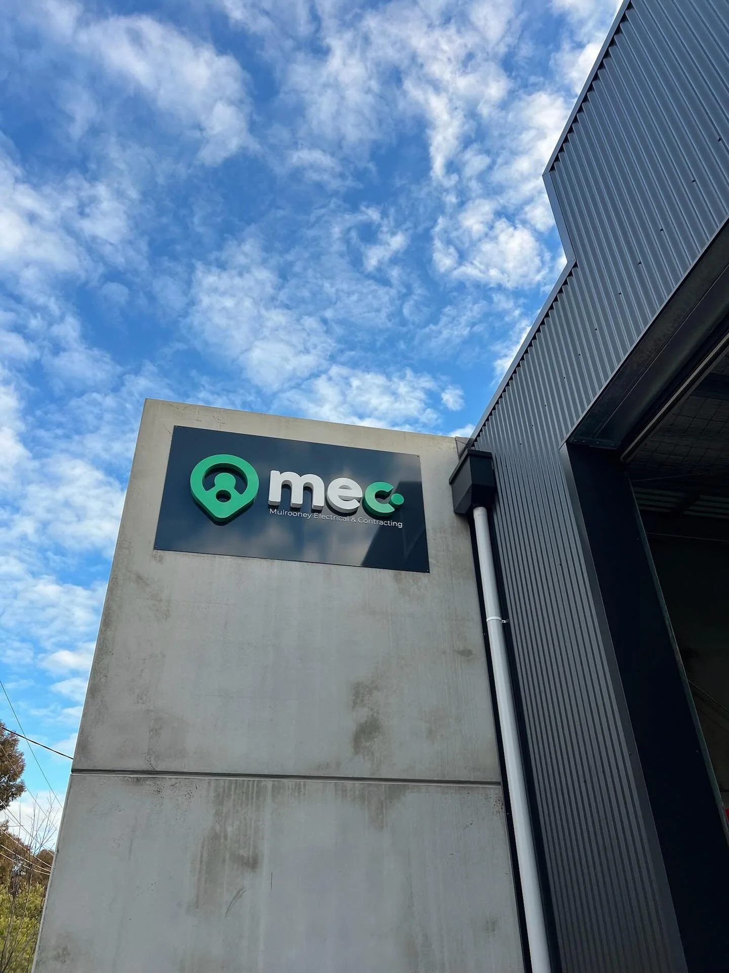 New digs, same dream team👷🏼⚡️188 Tone RD- Stoked to call our new home base.
Big thanks to @vitalsigns_wangaratta for nailing the look!