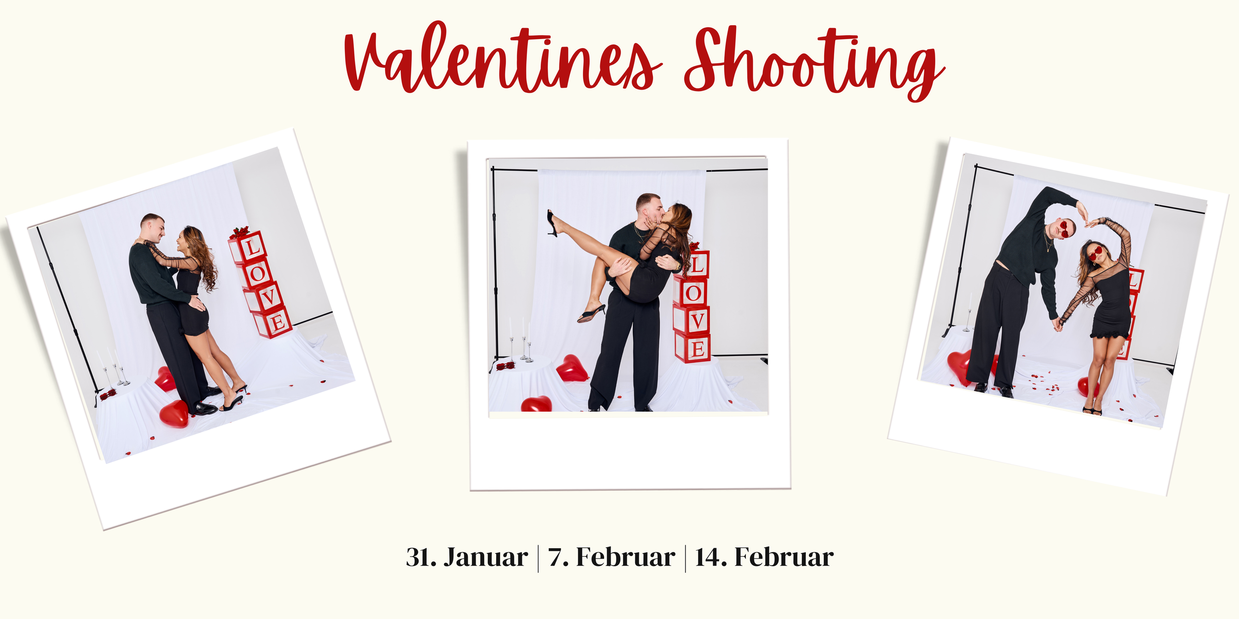 Fotostudio mit weißem Hintergrund, zwei große Fotoblitzlichter mit Softboxen auf beiden Seiten, und ein orangefarbener Stuhl in der Mitte.